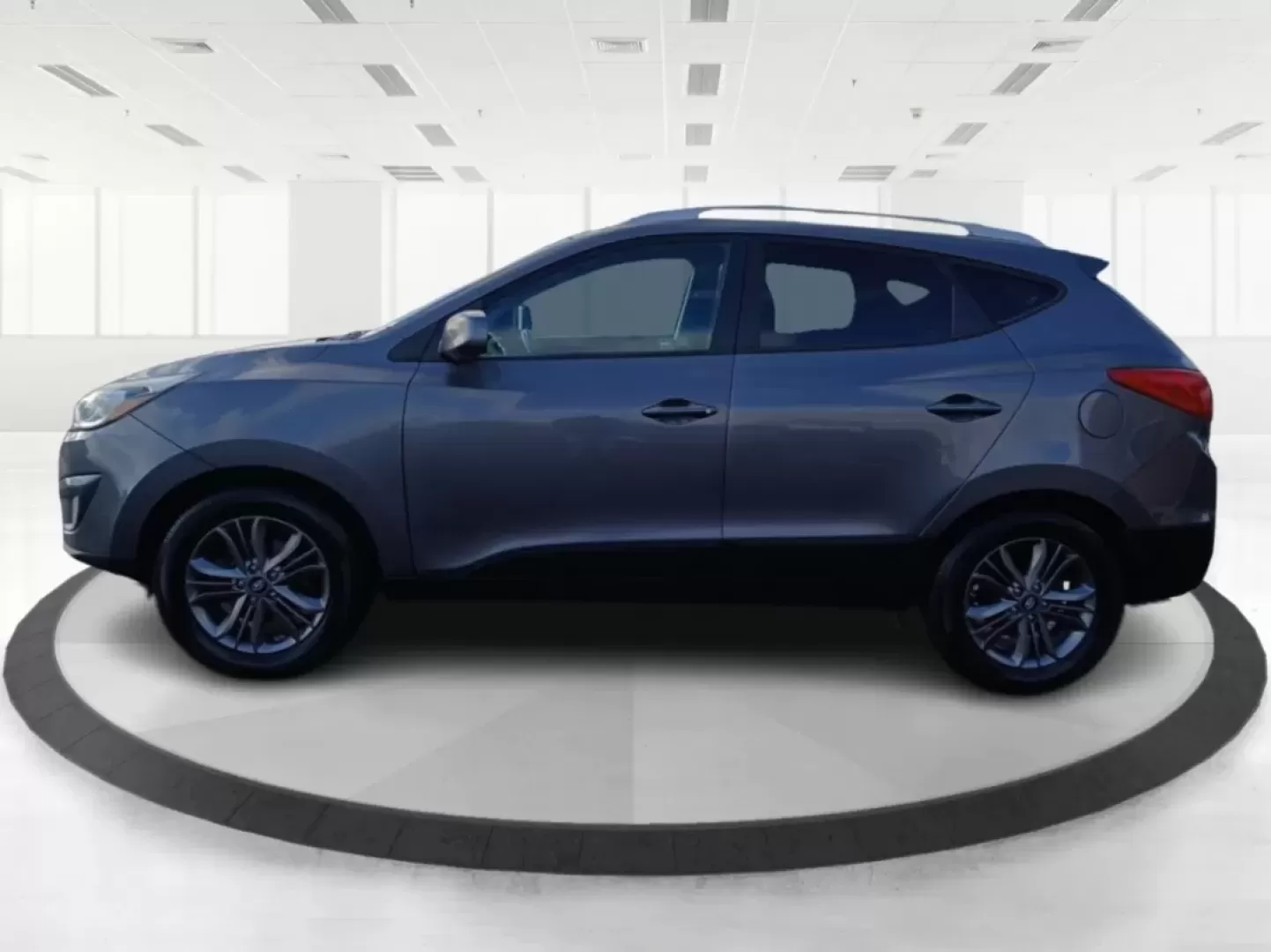 2014 Hyundai Tucson GLS AWD (KM8JUCAG3EU) with an 2.4L L4 DOHC 16V engine, 6-Speed Automatic transmission, located at 1184 Kauffman Ave, Fairborn, OH, 45324, (937) 908-9800, 39.807072, -84.030914 - **Explore the Great Outdoors with the 2014 Hyundai Tucson GLS AWD! Perfect for Weekend Adventures!**<br /> <br /> If you're ready to embrace life's adventures, the 2014 Hyundai Tucson GLS AWD is the SUV you need. Whether you're planning a weekend camping trip, daily commutes around Fairborn, or shut - Photo#5