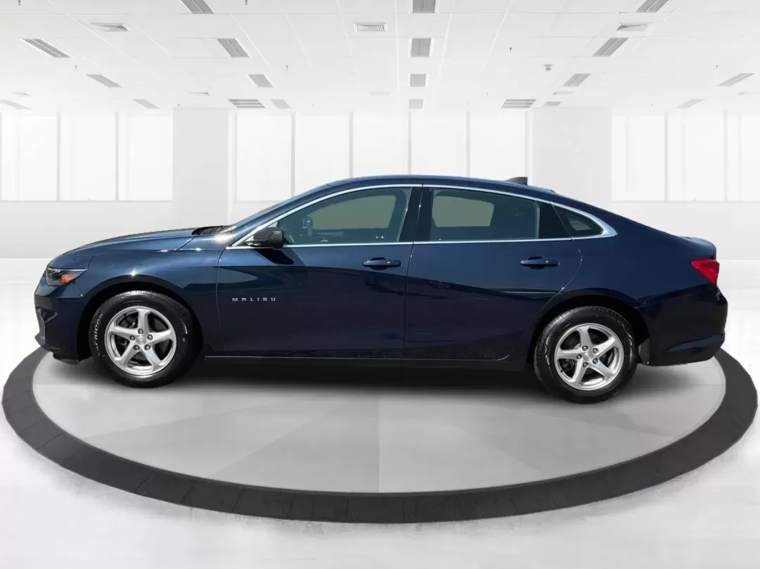 2018 Chevrolet Malibu 1LS (1G1ZB5ST0JF) with an ECOTEC 1.5L I-4 gasoline direct injection engine, located at 880 E. National Road, Vandalia, OH, 45377, (937) 908-9800, 39.891918, -84.183594 - **Experience Unmatched Comfort and Style with the 2018 Chevrolet Malibu at Advantage Car and Credit in Fairborn, OH!**<br /> <br /> Are you in the market for a dependable sedan that effortlessly balances style, comfort, and cutting-edge technology? Look no further than the stunning 2018 Chevrolet Ma - Photo#5
