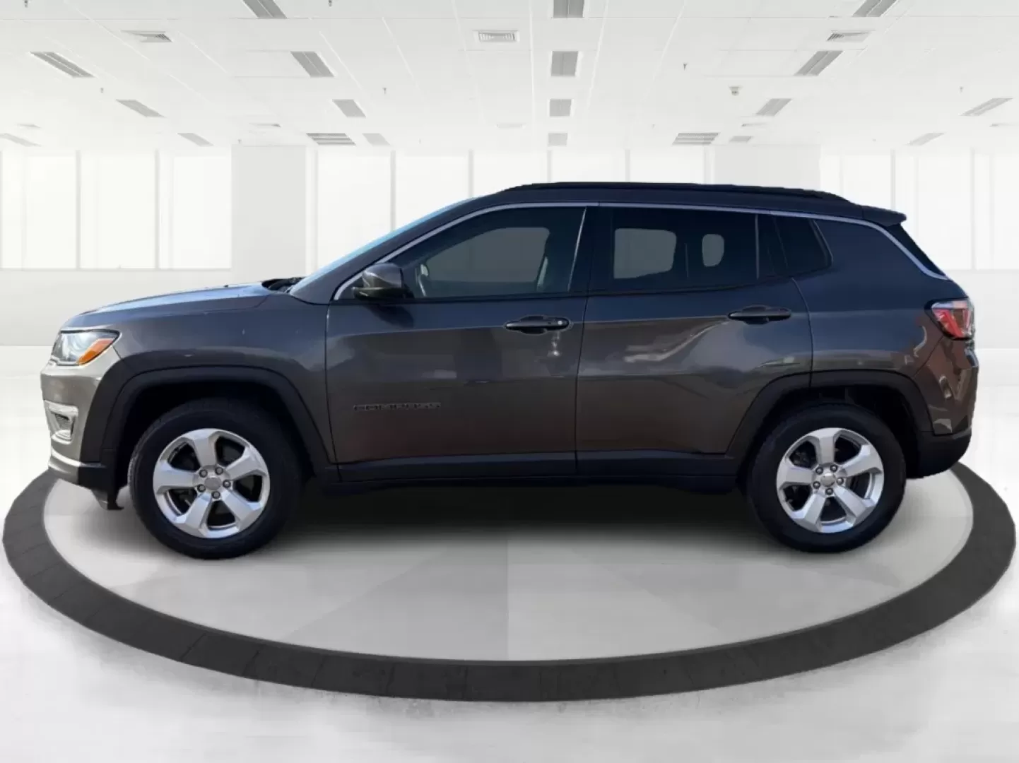 2018 Jeep Compass Latitude FWD (3C4NJCBB1JT) with an 2.4L I-4 variable valve control engine, Automatic transmission, located at 1951 S Dayton Lakeview Rd., New Carlisle, OH, 45344, (937) 908-9800, 39.890999, -84.050255 - **Adventure Awaits with This 2018 Jeep Compass Latitude FWD!**<br /> <br /> Transform your everyday travels into unforgettable adventures with the 2018 Jeep Compass Latitude FWD. This SUV is not just a mode of transportation; it's your ticket to exploration, whether it's cruising through the scenic - Photo#5