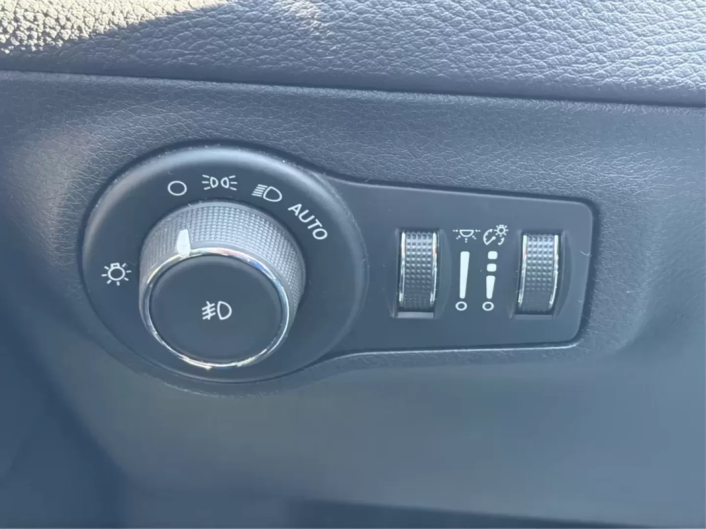 2018 Jeep Compass Latitude FWD (3C4NJCBB1JT) with an 2.4L I-4 variable valve control engine, Automatic transmission, located at 1951 S Dayton Lakeview Rd., New Carlisle, OH, 45344, (937) 908-9800, 39.890999, -84.050255 - **Adventure Awaits with This 2018 Jeep Compass Latitude FWD!**<br /> <br /> Transform your everyday travels into unforgettable adventures with the 2018 Jeep Compass Latitude FWD. This SUV is not just a mode of transportation; it's your ticket to exploration, whether it's cruising through the scenic - Photo#17