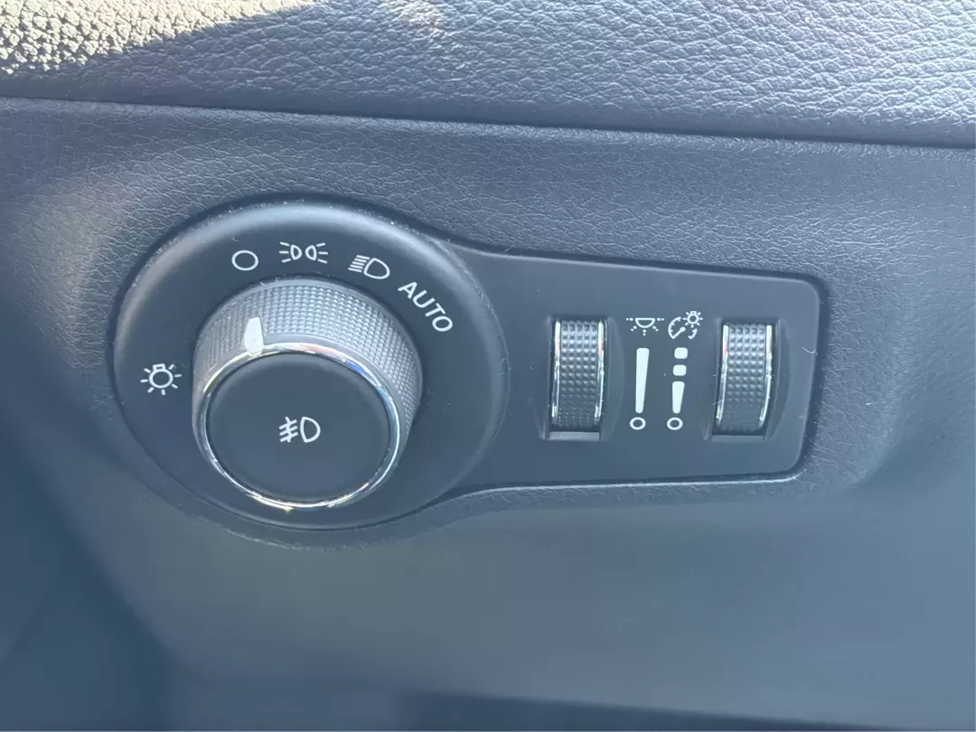 2018 Jeep Compass Latitude FWD (3C4NJCBB1JT) with an 2.4L I-4 variable valve control engine, located at 1951 S Dayton Lakeview Rd., New Carlisle, OH, 45344, (937) 908-9800, 39.890999, -84.050255 - **Adventure Awaits with This 2018 Jeep Compass Latitude FWD!**<br /> <br /> Transform your everyday travels into unforgettable adventures with the 2018 Jeep Compass Latitude FWD. This SUV is not just a mode of transportation; it's your ticket to exploration, whether it's cruising through the scenic - Photo#17