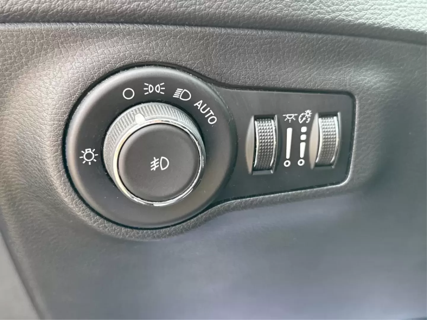 2018 Jeep Compass Latitude FWD (3C4NJCBB1JT) with an 2.4L I-4 variable valve control engine, located at 8750 N County Rd 25A, Piqua, OH, 45356, (937) 908-9800, 40.164391, -84.232513 - **Adventure Awaits with This 2018 Jeep Compass Latitude FWD!**<br /> <br /> Transform your everyday travels into unforgettable adventures with the 2018 Jeep Compass Latitude FWD. This SUV is not just a mode of transportation; it's your ticket to exploration, whether it's cruising through the scenic - Photo#17