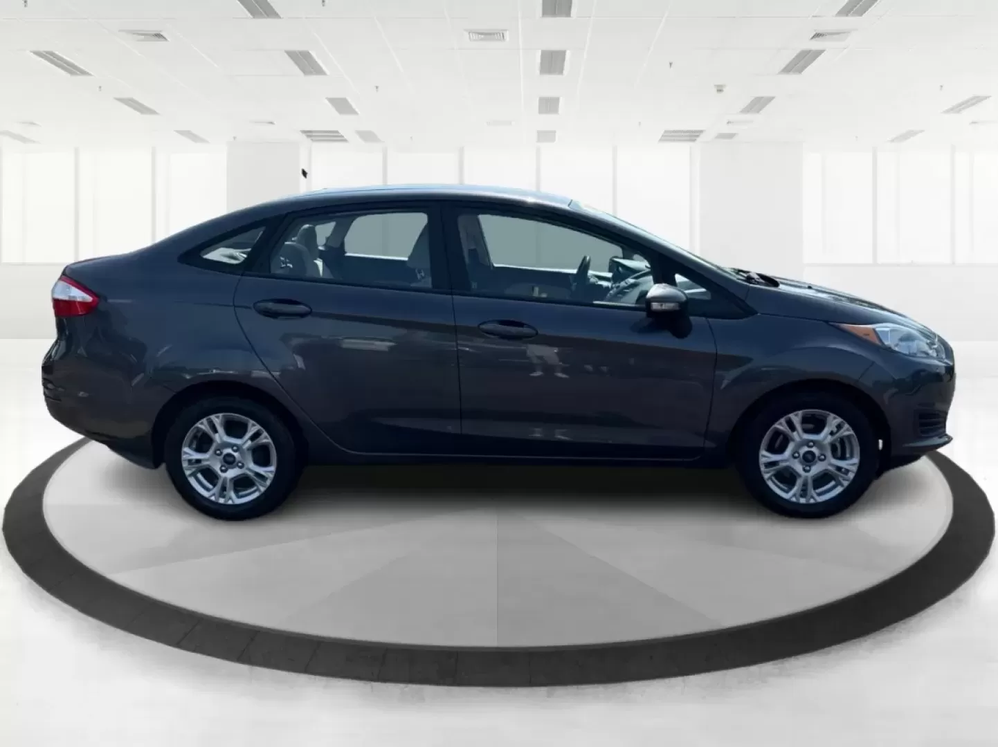 2015 Ford Fiesta SE (3FADP4BJ4FM) with an EcoBoost 1L I-3 gasoline direct injection engine, located at 1230 East Main St, Xenia, OH, 45385, (937) 908-9800, 39.688026, -83.910172 - **Discover Adventure and Style with the 2015 Ford Fiesta SE at Advantage Car and Credit in Fairborn, OH!**<br /> <br /> Are you ready to elevate your daily commute or weekend adventures? The 2015 Ford Fiesta SE is the ideal sedan for budget-conscious buyers seeking a reliable and stylish companion. - Photo#1