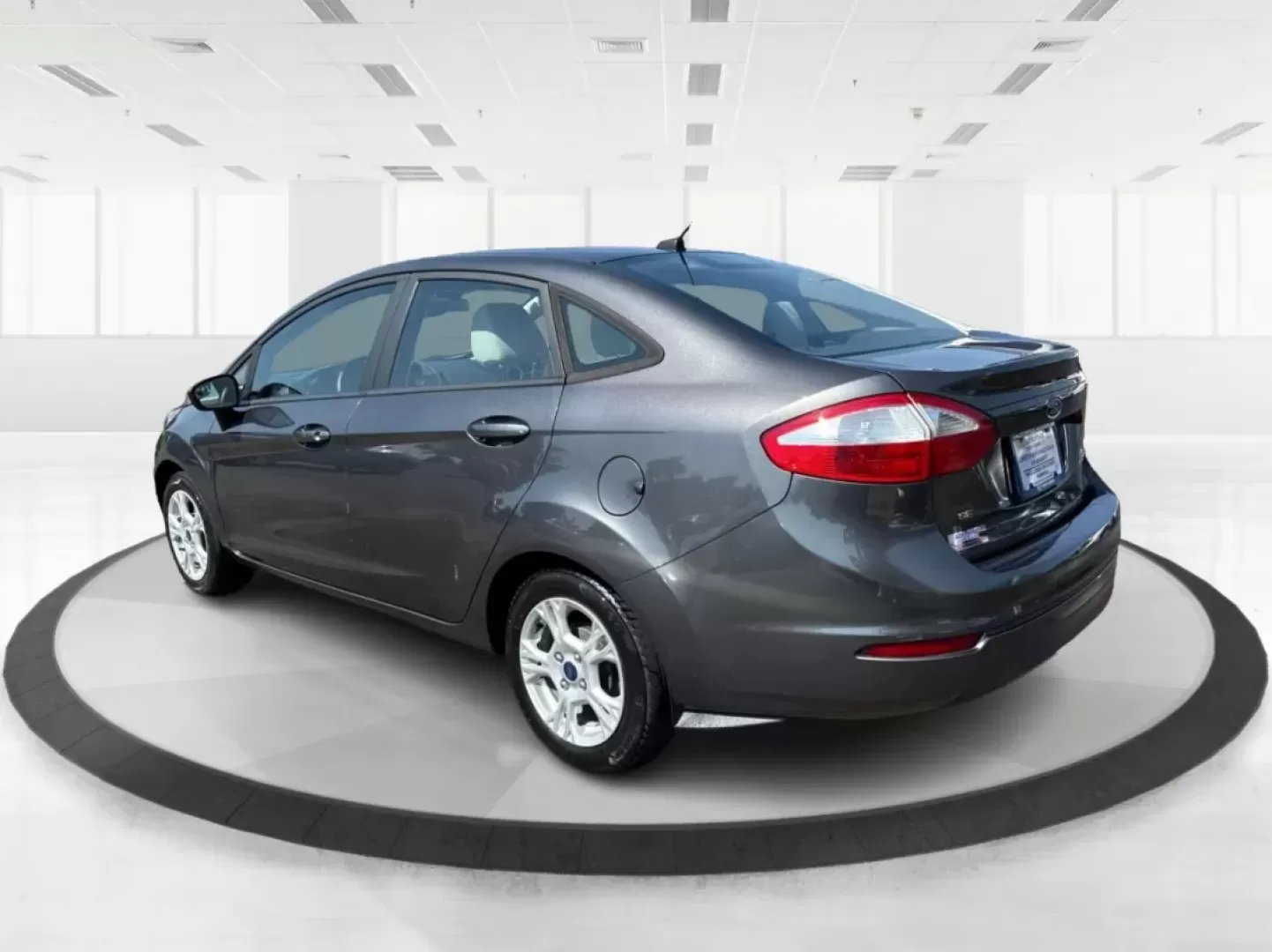 2015 Ford Fiesta SE (3FADP4BJ4FM) with an EcoBoost 1L I-3 gasoline direct injection engine, located at 1230 East Main St, Xenia, OH, 45385, (937) 908-9800, 39.688026, -83.910172 - **Discover Adventure and Style with the 2015 Ford Fiesta SE at Advantage Car and Credit in Fairborn, OH!**<br /> <br /> Are you ready to elevate your daily commute or weekend adventures? The 2015 Ford Fiesta SE is the ideal sedan for budget-conscious buyers seeking a reliable and stylish companion. - Photo#4