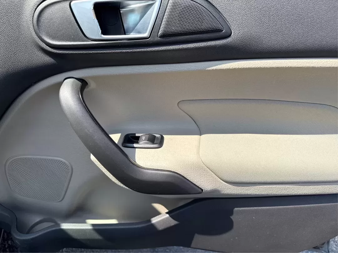 2015 Ford Fiesta SE (3FADP4BJ4FM) with an EcoBoost 1L I-3 gasoline direct injection engine, located at 1230 East Main St, Xenia, OH, 45385, (937) 908-9800, 39.688026, -83.910172 - **Discover Adventure and Style with the 2015 Ford Fiesta SE at Advantage Car and Credit in Fairborn, OH!**<br /> <br /> Are you ready to elevate your daily commute or weekend adventures? The 2015 Ford Fiesta SE is the ideal sedan for budget-conscious buyers seeking a reliable and stylish companion. - Photo#20