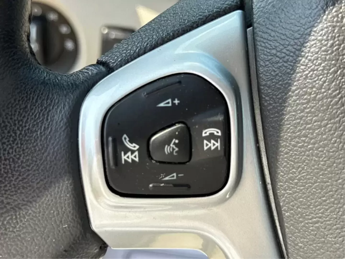 2015 Ford Fiesta SE (3FADP4BJ4FM) with an EcoBoost 1L I-3 gasoline direct injection engine, Automatic transmission, located at 8750 N County Rd 25A, Piqua, OH, 45356, (937) 908-9800, 40.164391, -84.232513 - **Discover Adventure and Style with the 2015 Ford Fiesta SE at Advantage Car and Credit in Fairborn, OH!**<br /> <br /> Are you ready to elevate your daily commute or weekend adventures? The 2015 Ford Fiesta SE is the ideal sedan for budget-conscious buyers seeking a reliable and stylish companion. - Photo#16