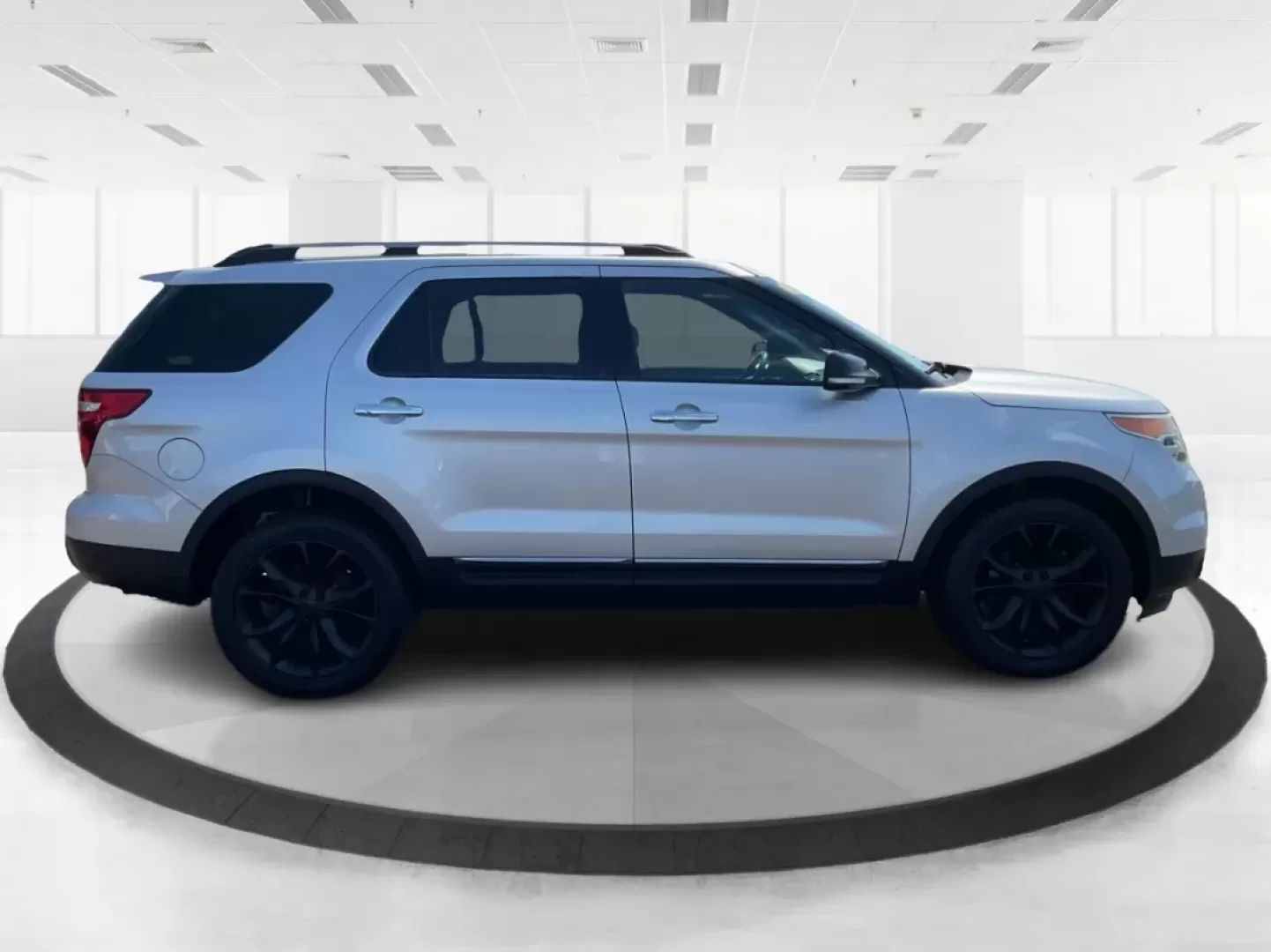 2015 Ford Explorer XLT (1FM5K8D85FG) with an 3.5L V-6 DOHC engine, located at 8750 N County Rd 25A, Piqua, OH, 45356, (937) 908-9800, 40.164391, -84.232513 - **Explore the Open Road with the 2015 Ford Explorer XLT!** <br /> <br /> Are you ready to elevate your family adventures and weekend road trips? Look no further than this stunning 2015 Ford Explorer XLT, available now at Advantage Car and Credit in Fairborn, OH. With its robust capabilities and spac - Photo#1