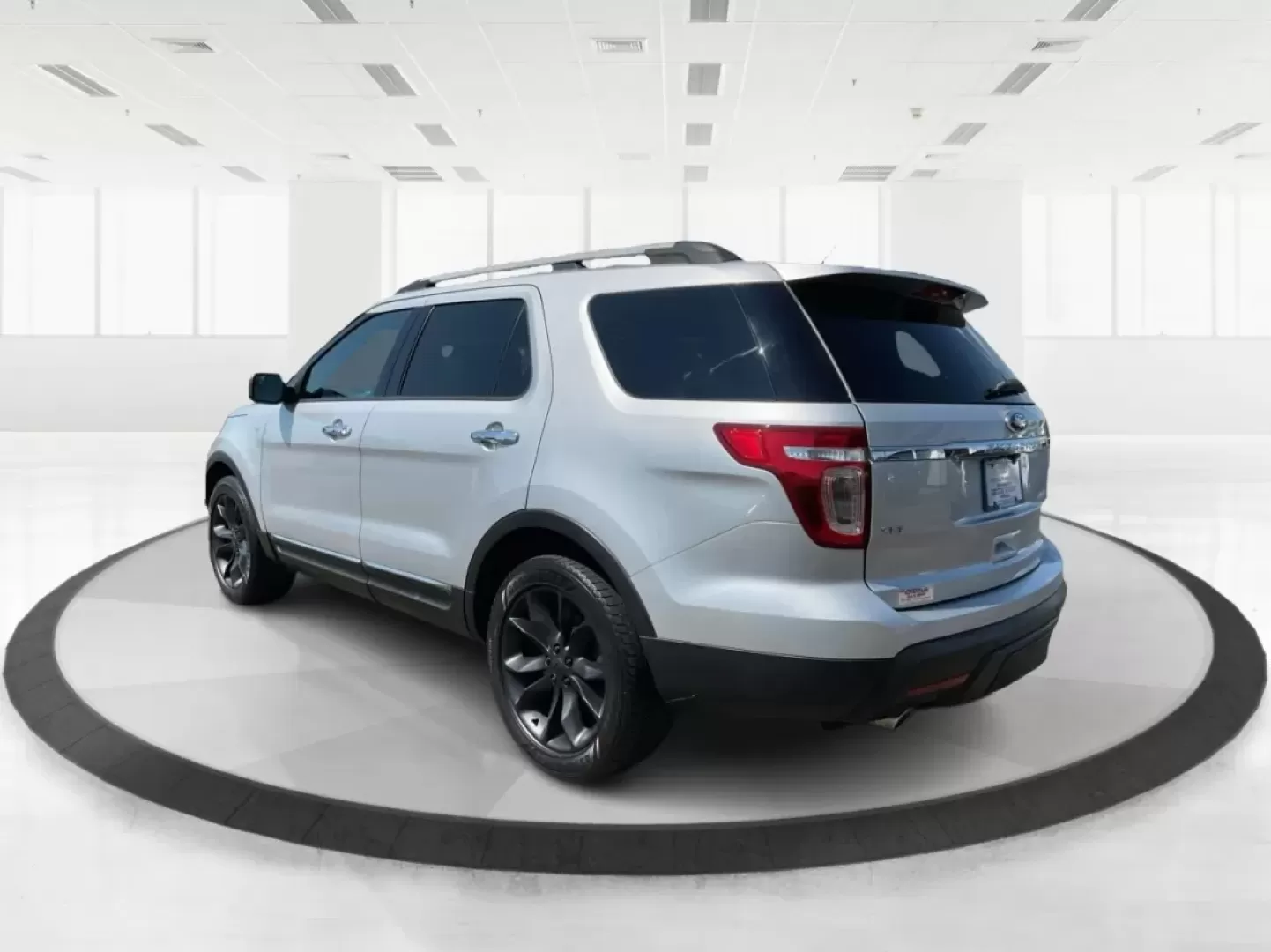 2015 Ford Explorer XLT (1FM5K8D85FG) with an 3.5L V-6 DOHC engine, located at 8750 N County Rd 25A, Piqua, OH, 45356, (937) 908-9800, 40.164391, -84.232513 - **Explore the Open Road with the 2015 Ford Explorer XLT!** <br /> <br /> Are you ready to elevate your family adventures and weekend road trips? Look no further than this stunning 2015 Ford Explorer XLT, available now at Advantage Car and Credit in Fairborn, OH. With its robust capabilities and spac - Photo#4