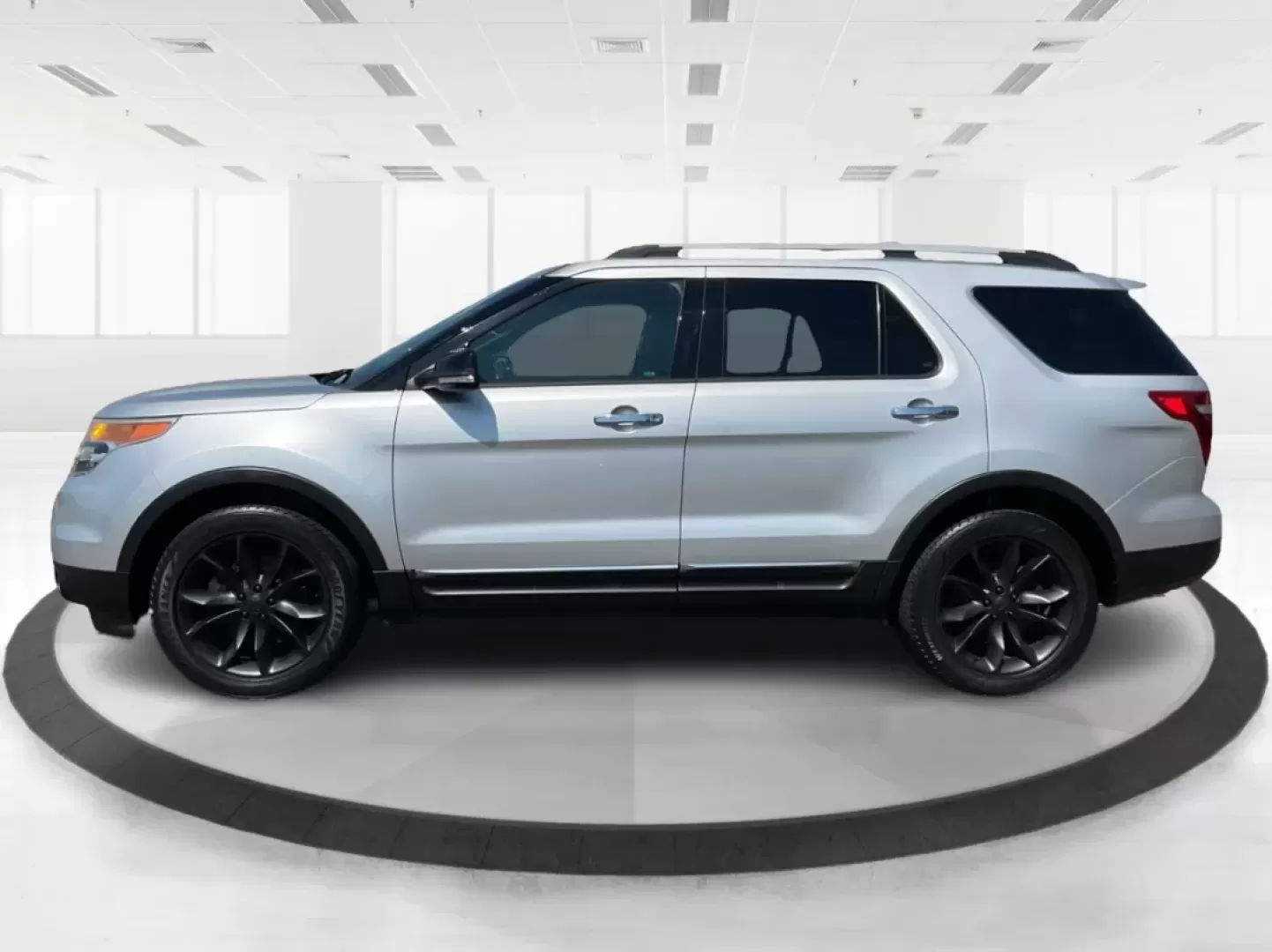 2015 Ford Explorer XLT (1FM5K8D85FG) with an 3.5L V-6 DOHC engine, located at 8750 N County Rd 25A, Piqua, OH, 45356, (937) 908-9800, 40.164391, -84.232513 - **Explore the Open Road with the 2015 Ford Explorer XLT!** <br /> <br /> Are you ready to elevate your family adventures and weekend road trips? Look no further than this stunning 2015 Ford Explorer XLT, available now at Advantage Car and Credit in Fairborn, OH. With its robust capabilities and spac - Photo#5