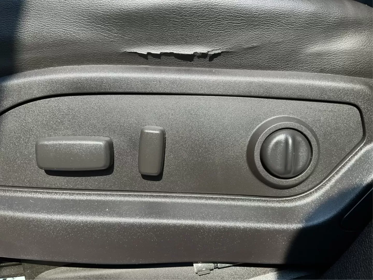 2010 Buick Enclave 2XL (5GALVCED3AJ) with an 3.6L V-6 gasoline direct injection engine, located at 4508 South Dixie Dr, Moraine, OH, 45439, (937) 908-9800, 39.689976, -84.218452 - **Experience the Ultimate Family Adventure with the 2010 Buick Enclave 2XL!**<br /> <br /> Are you ready for unforgettable family road trips or daily commutes that don't compromise on comfort? The 2010 Buick Enclave 2XL, available at Advantage Car and Credit in Moraine, OH, is your perfect companion - Photo#18