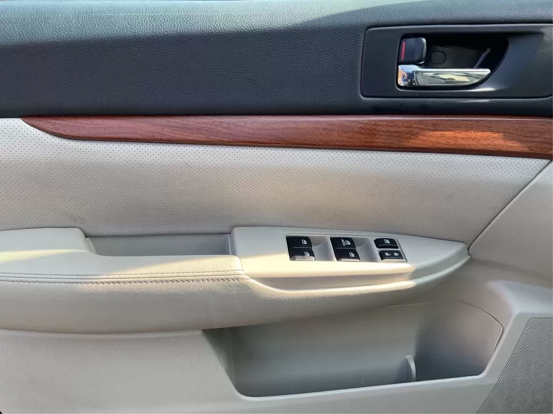 2013 Subaru Outback 2.5i Limited (4S4BRBKC0D3) with an 2.5L H-4 DOHC engine, located at 4508 South Dixie Dr, Moraine, OH, 45439, (937) 908-9800, 39.689976, -84.218452 - **Adventure Awaits with This 2013 Subaru Outback! Perfect for Weekend Getaways and Daily Commutes**<br /> <br /> Looking for a versatile vehicle that can handle everything from family road trips to daily commutes? Look no further than this 2013 Subaru Outback 2.5i Limited, now available at Advantage - Photo#17