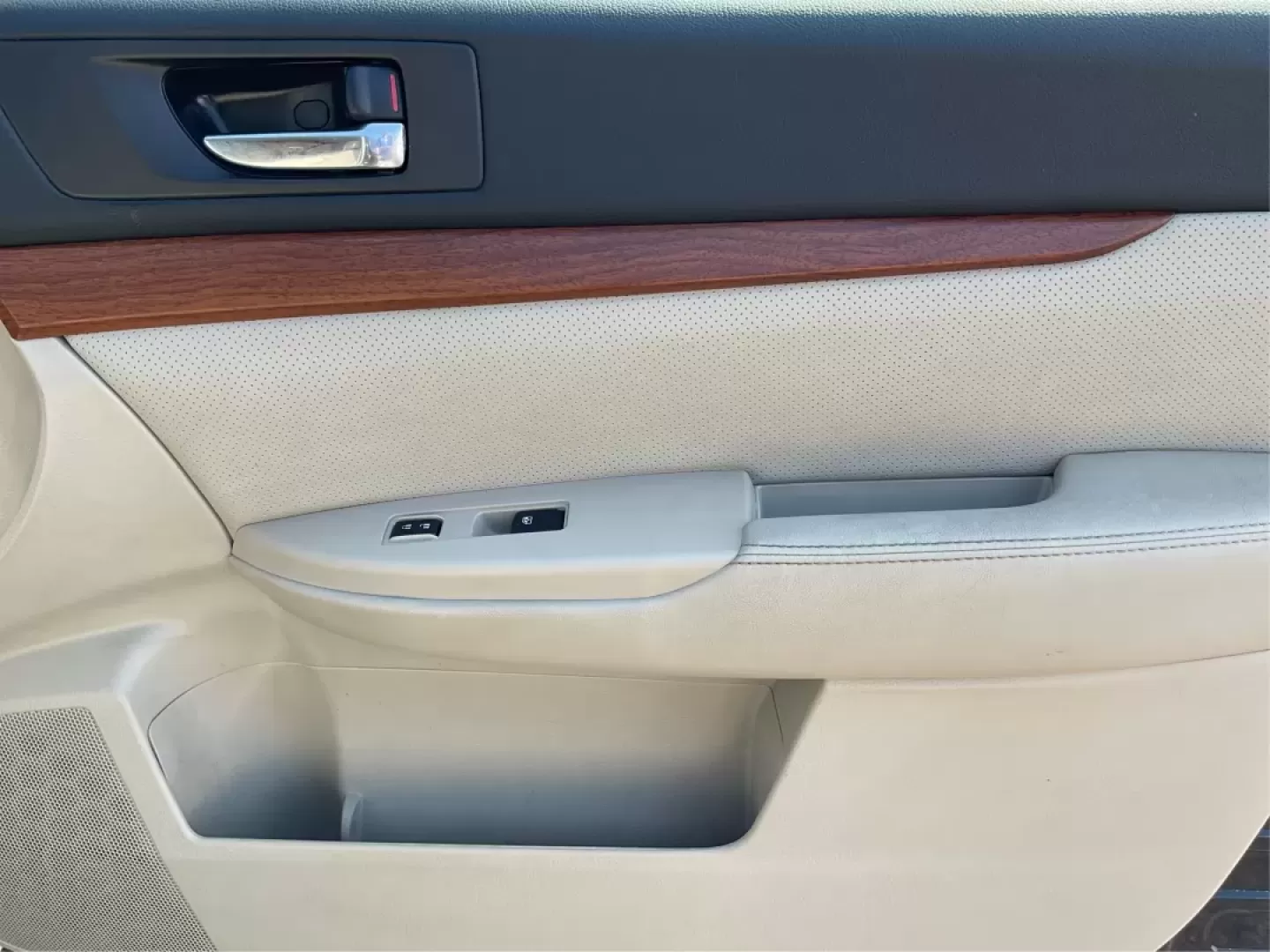 2013 Subaru Outback 2.5i Limited (4S4BRBKC0D3) with an 2.5L H-4 DOHC engine, located at 4508 South Dixie Dr, Moraine, OH, 45439, (937) 908-9800, 39.689976, -84.218452 - **Adventure Awaits with This 2013 Subaru Outback! Perfect for Weekend Getaways and Daily Commutes**<br /> <br /> Looking for a versatile vehicle that can handle everything from family road trips to daily commutes? Look no further than this 2013 Subaru Outback 2.5i Limited, now available at Advantage - Photo#18