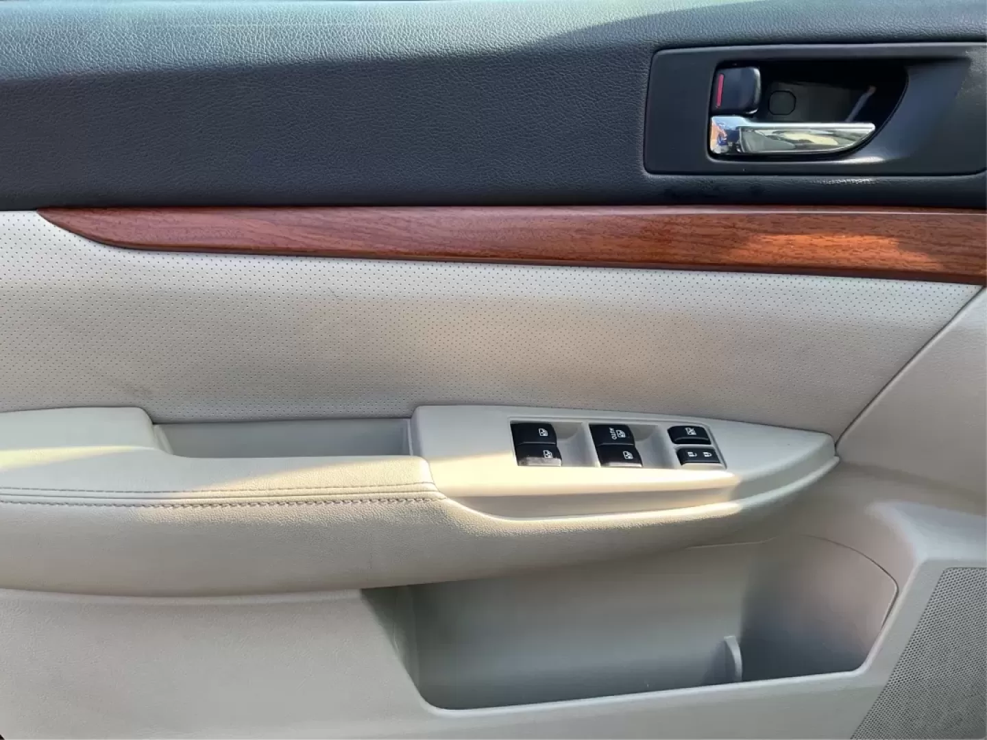 2013 Subaru Outback 2.5i Limited (4S4BRBKC0D3) with an 2.5L H-4 DOHC engine, located at 1230 East Main St, Xenia, OH, 45385, (937) 908-9800, 39.688026, -83.910172 - **Adventure Awaits with This 2013 Subaru Outback! Perfect for Weekend Getaways and Daily Commutes**<br /> <br /> Looking for a versatile vehicle that can handle everything from family road trips to daily commutes? Look no further than this 2013 Subaru Outback 2.5i Limited, now available at Advantage - Photo#17