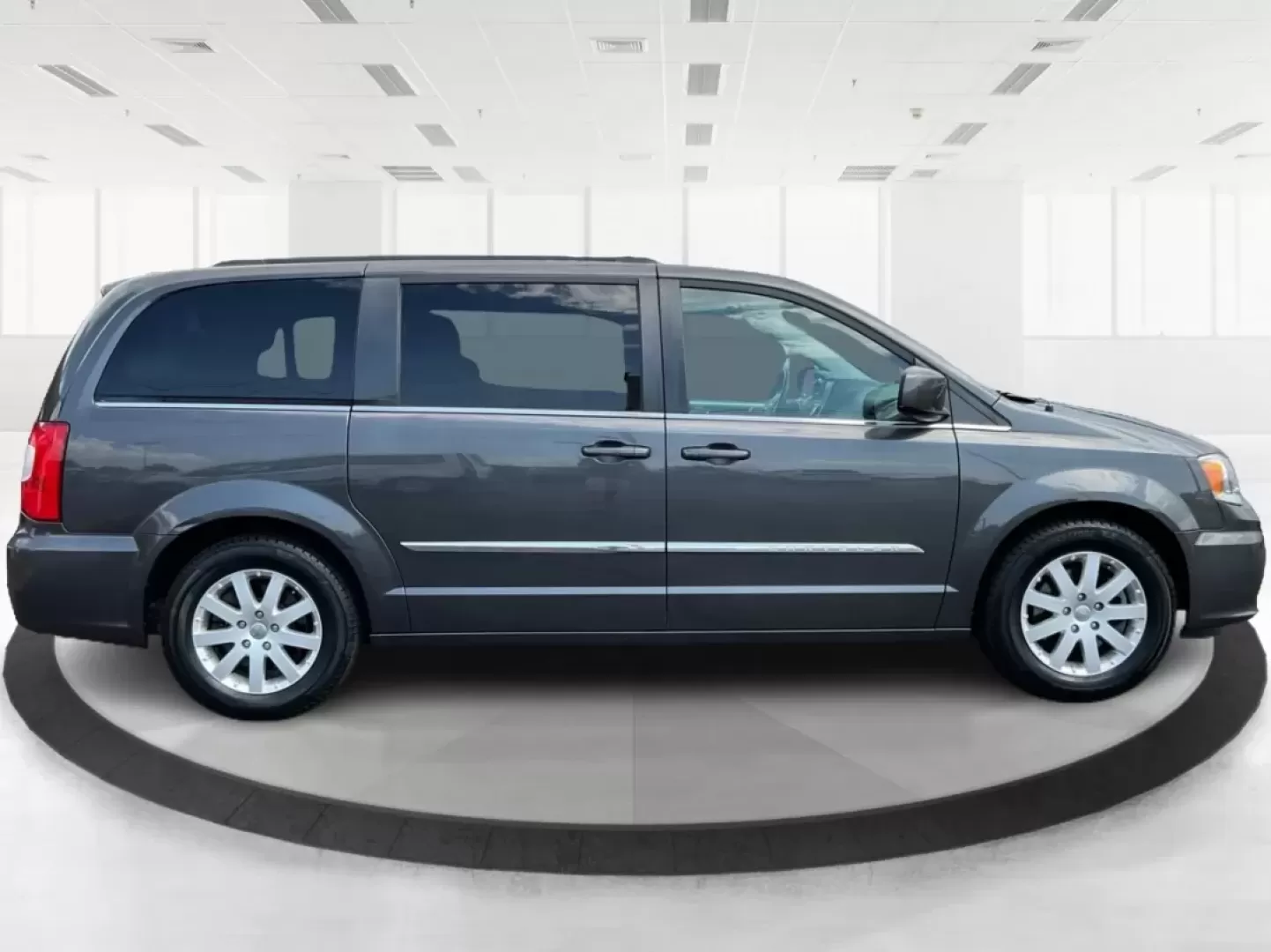 2016 Chrysler Town and Country Touring (2C4RC1BGXGR) with an Pentastar 3.6L V-6 DOHC engine, located at 1230 East Main St, Xenia, OH, 45385, (937) 908-9800, 39.688026, -83.910172 - **Discover Your Next Adventure with the 2016 Chrysler Town and Country Touring at Advantage Car and Credit Xenia!**<br /> <br /> If you're a growing family in Xenia, OH, seeking the perfect blend of comfort, space, and modern conveniences, look no further than the 2016 Chrysler Town and Country - Photo#1