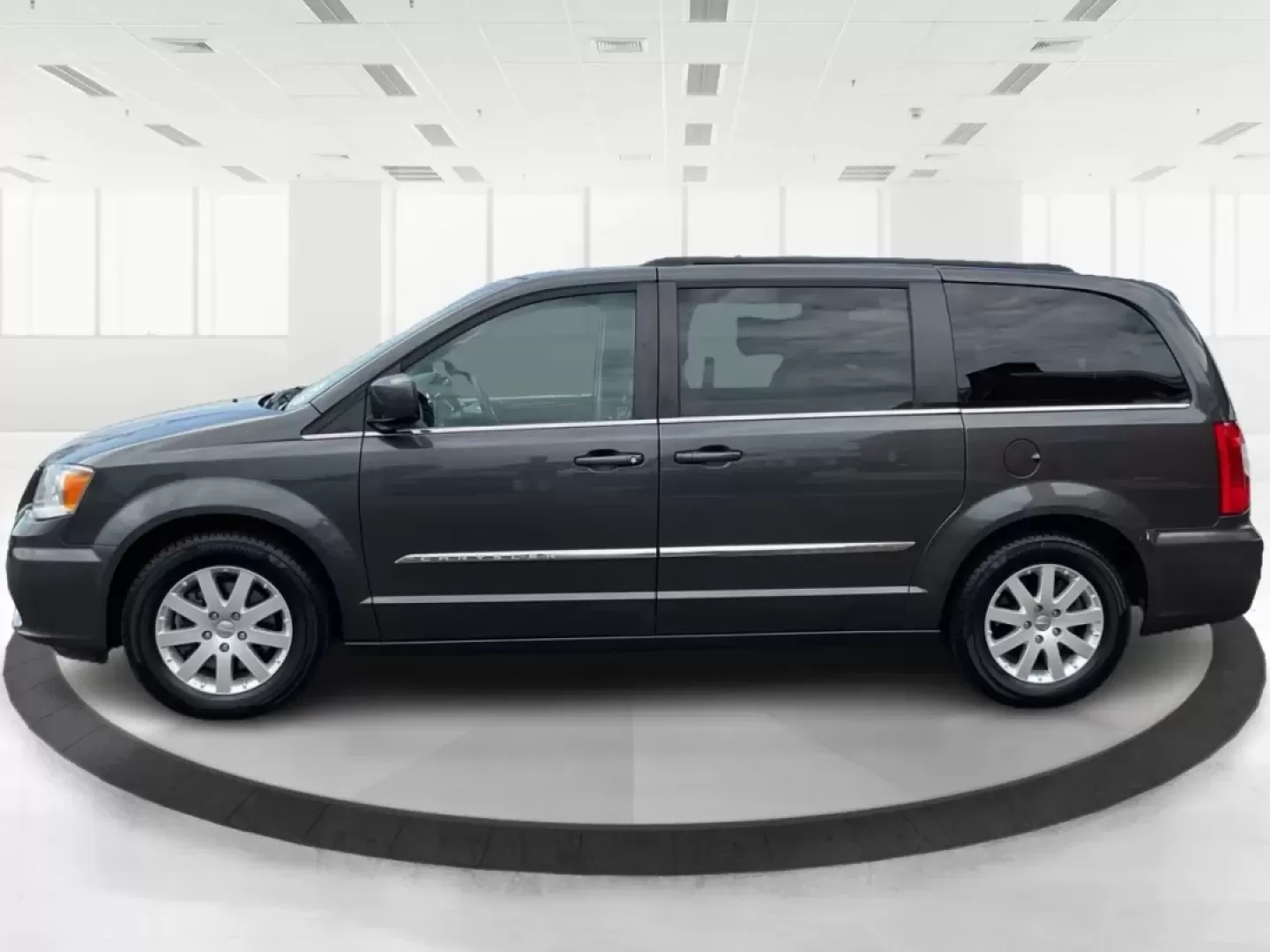 2016 Chrysler Town and Country Touring (2C4RC1BGXGR) with an Pentastar 3.6L V-6 DOHC engine, located at 1230 East Main St, Xenia, OH, 45385, (937) 908-9800, 39.688026, -83.910172 - **Discover Your Next Adventure with the 2016 Chrysler Town and Country Touring at Advantage Car and Credit Xenia!**<br /> <br /> If you're a growing family in Xenia, OH, seeking the perfect blend of comfort, space, and modern conveniences, look no further than the 2016 Chrysler Town and Country - Photo#5