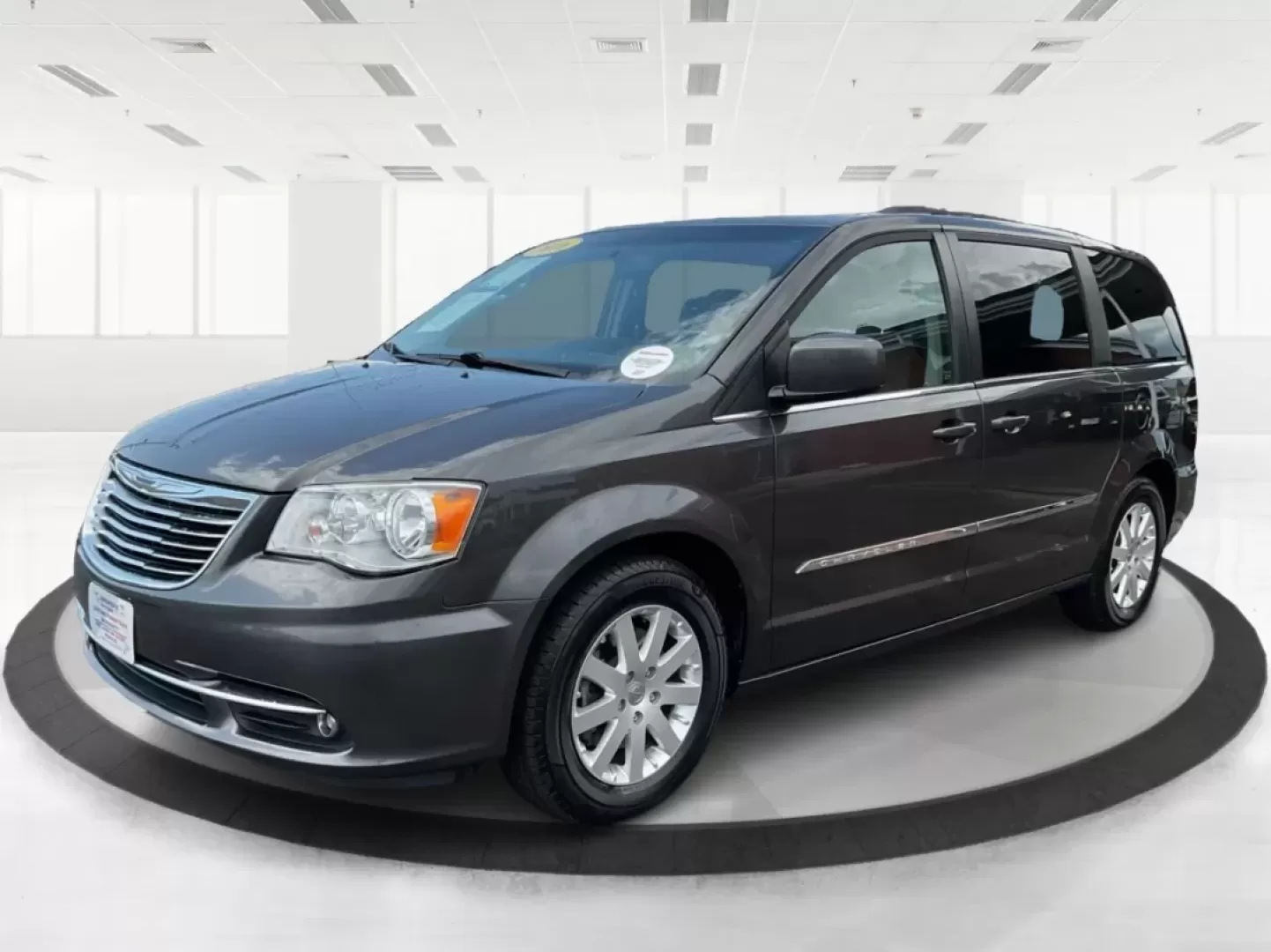 2016 Chrysler Town and Country Touring (2C4RC1BGXGR) with an Pentastar 3.6L V-6 DOHC engine, located at 1230 East Main St, Xenia, OH, 45385, (937) 908-9800, 39.688026, -83.910172 - **Discover Your Next Adventure with the 2016 Chrysler Town and Country Touring at Advantage Car and Credit Xenia!**<br /> <br /> If you're a growing family in Xenia, OH, seeking the perfect blend of comfort, space, and modern conveniences, look no further than the 2016 Chrysler Town and Country - Photo#8