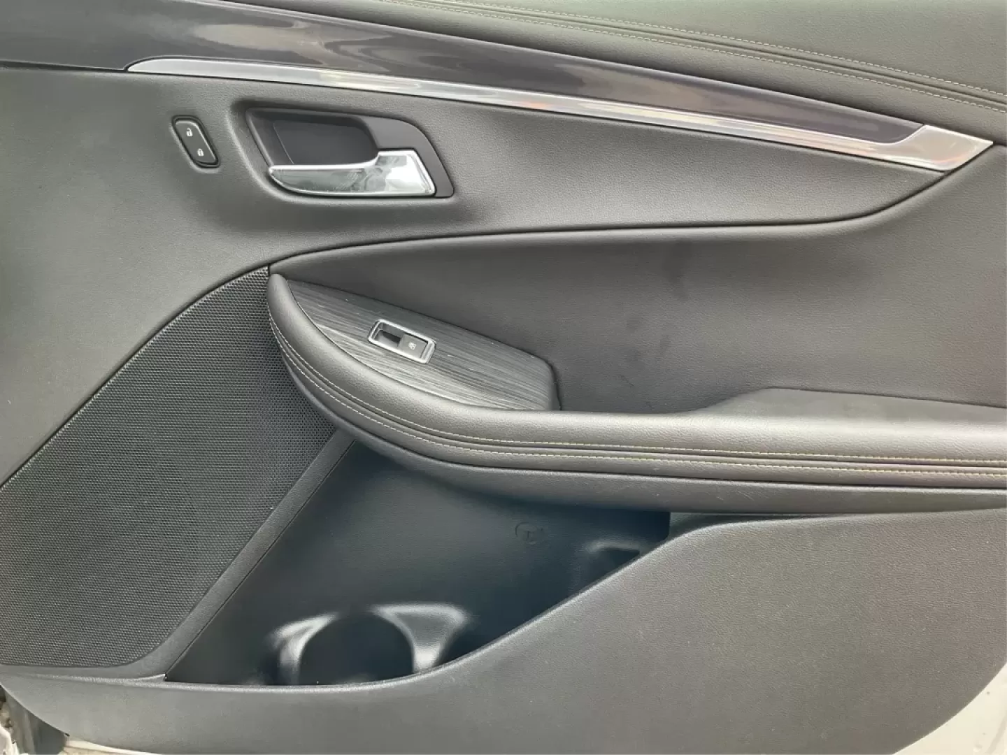 2016 Chevrolet Impala 1LT (2G1105SA4G9) with an Ecotec 2.5L I-4 gasoline direct injection engine, located at 4508 South Dixie Dr, Moraine, OH, 45439, (937) 908-9800, 39.689976, -84.218452 - **Discover Your Ideal Commuter with the 2016 Chevrolet Impala Perfect for Daily Drives or Weekend Getaways!**<br /> <br /> Are you tired of your old ride struggling during your daily commute? Elevate your driving experience with the stylish and reliable 2016 Chevrolet Impala, now available at Advan - Photo#18