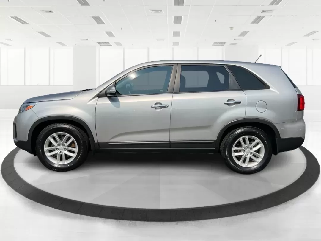 2014 Kia Sorento LX (5XYKT3A66EG) with an 2.4L I-4 gasoline direct injection engine, located at 401 Woodman Dr, Riverside, OH, 45431, (937) 908-9800, 39.760899, -84.123421 - Discover the joy of family adventures with the 2014 Kia Sorento LX, now available at Advantage Car and Credit in New Carlisle, OH. This spacious SUV is perfect for growing families or anyone who loves weekend getaways. With a versatile interior and advanced features, the Sorento is designed for comf - Photo#5