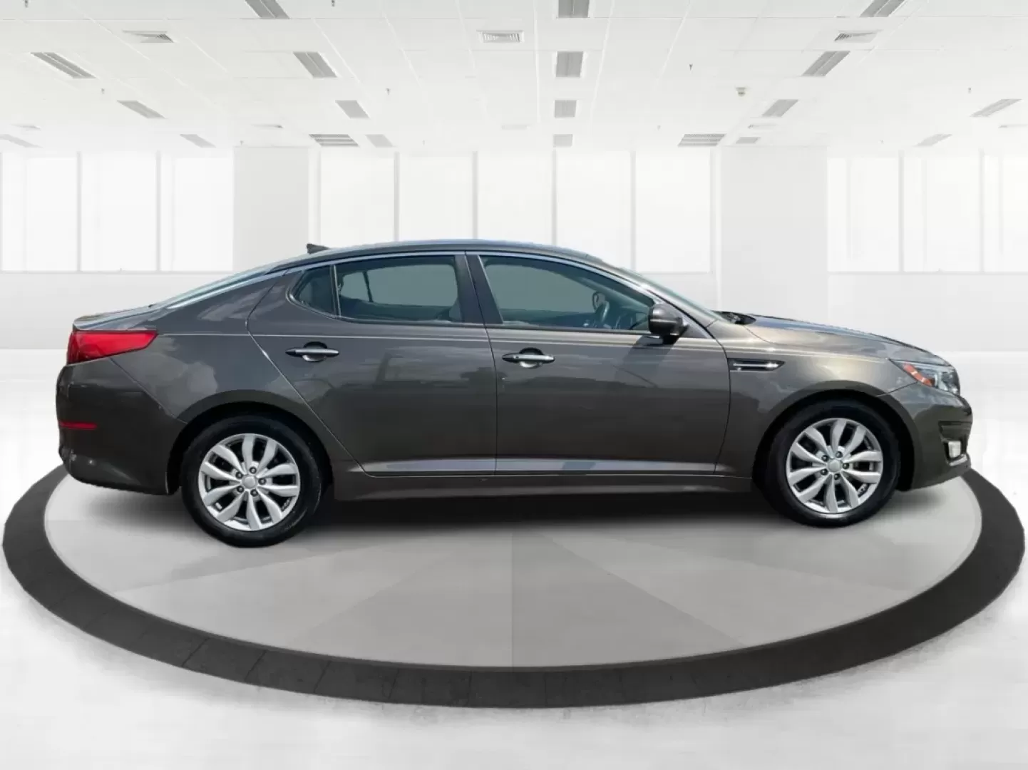 2015 Kia Optima EX (5XXGN4A70FG) with an Theta II 2.4L I-4 gasoline direct injection engine, located at 4508 South Dixie Dr, Moraine, OH, 45439, (937) 908-9800, 39.689976, -84.218452 - Embrace the open road with confidence and style in this stunning 2015 Kia Optima EX, available at Advantage Car and Credit - Piqua! Whether you're navigating daily commutes, embarking on weekend getaways, or shuttling your growing family, this sedan is designed to enhance every journey. With a sleek - Photo#1