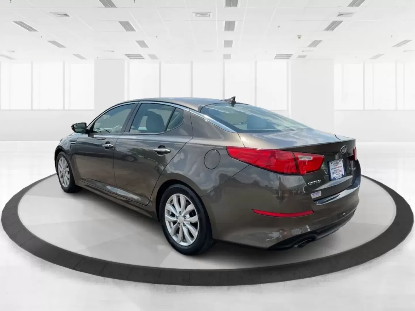 2015 Kia Optima EX (5XXGN4A70FG) with an Theta II 2.4L I-4 gasoline direct injection engine, located at 4508 South Dixie Dr, Moraine, OH, 45439, (937) 908-9800, 39.689976, -84.218452 - Embrace the open road with confidence and style in this stunning 2015 Kia Optima EX, available at Advantage Car and Credit - Piqua! Whether you're navigating daily commutes, embarking on weekend getaways, or shuttling your growing family, this sedan is designed to enhance every journey. With a sleek - Photo#4