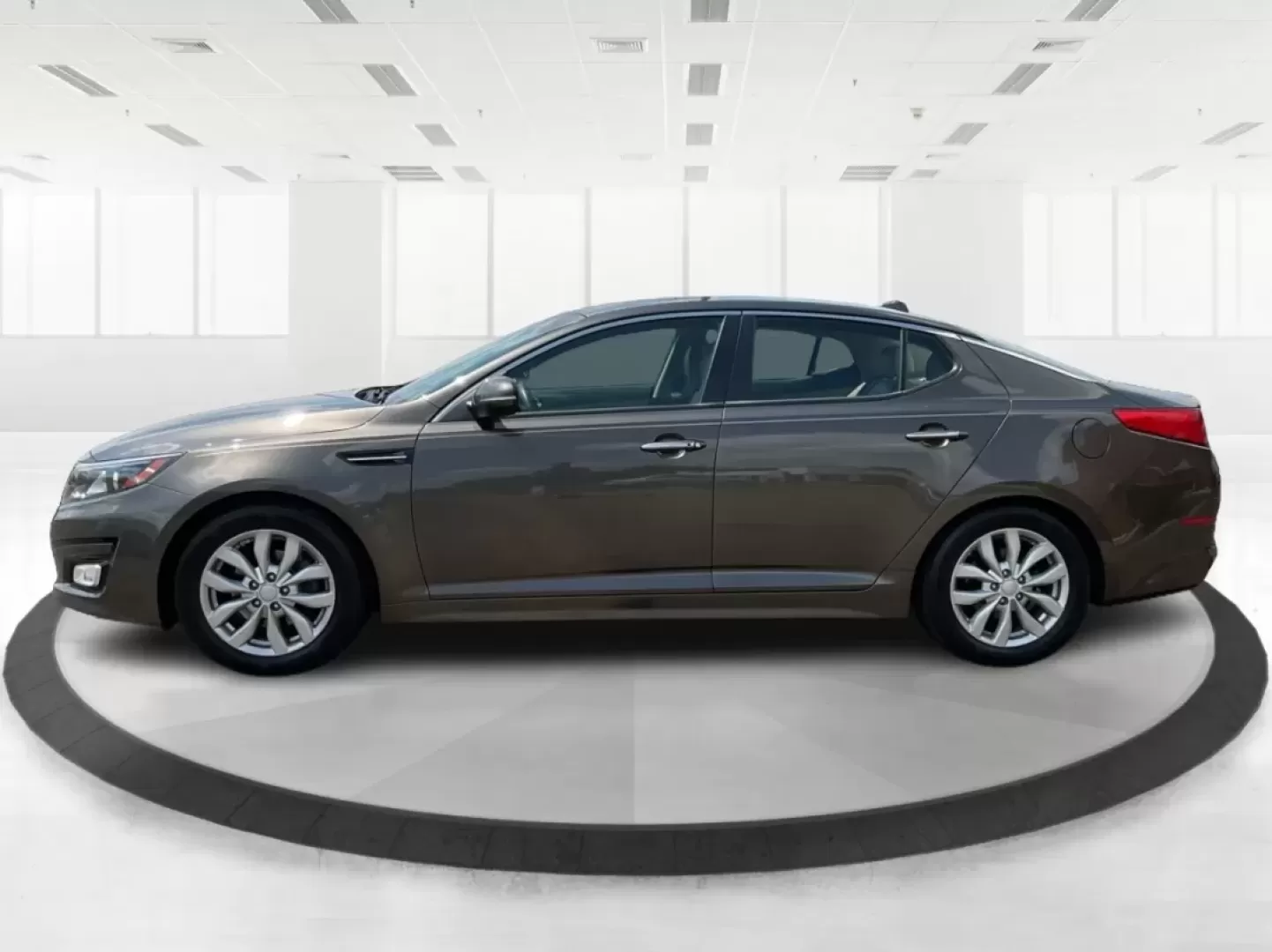 2015 Kia Optima EX (5XXGN4A70FG) with an Theta II 2.4L I-4 gasoline direct injection engine, located at 4508 South Dixie Dr, Moraine, OH, 45439, (937) 908-9800, 39.689976, -84.218452 - Embrace the open road with confidence and style in this stunning 2015 Kia Optima EX, available at Advantage Car and Credit - Piqua! Whether you're navigating daily commutes, embarking on weekend getaways, or shuttling your growing family, this sedan is designed to enhance every journey. With a sleek - Photo#5