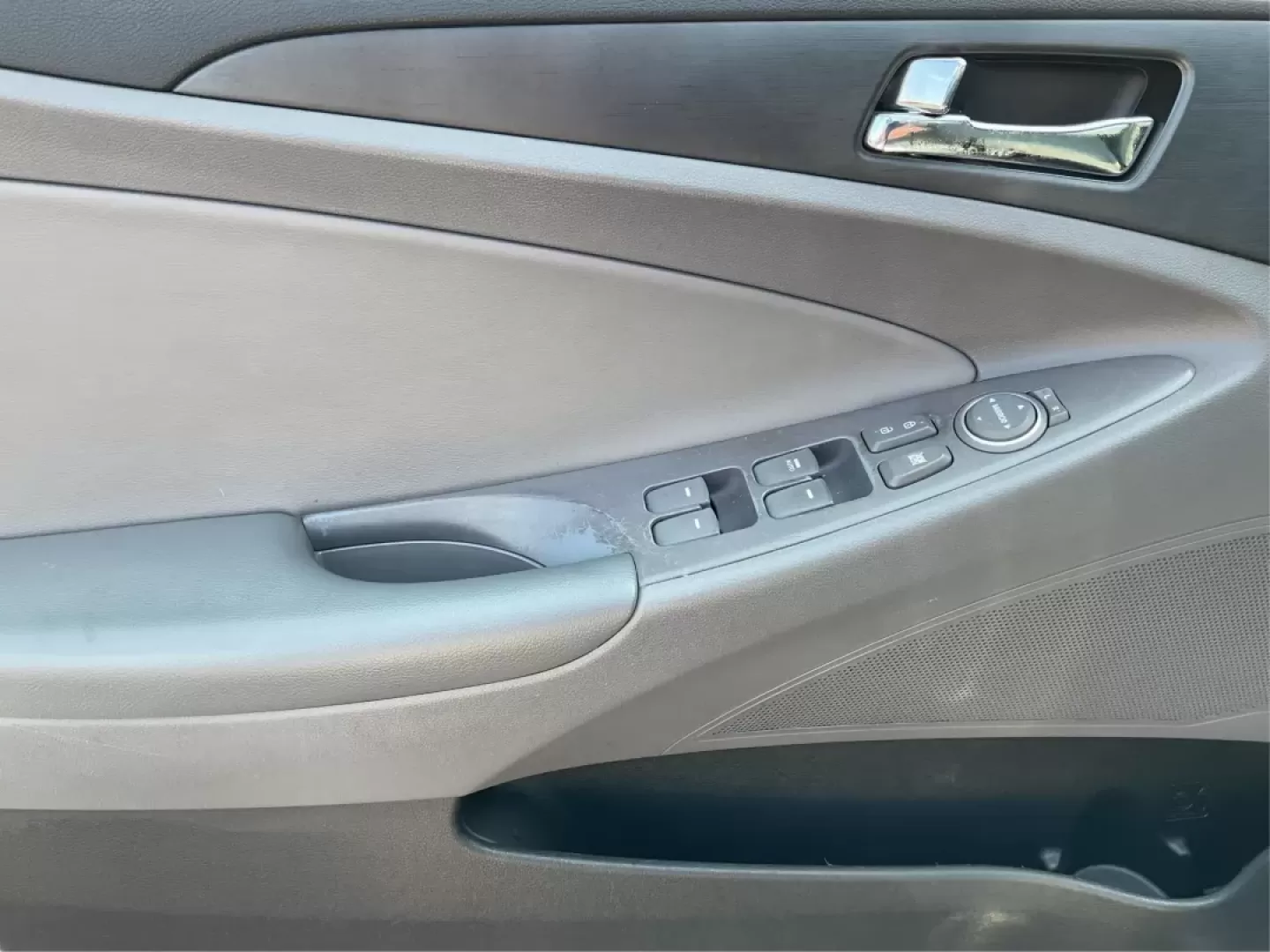 2014 Hyundai Sonata GLS (5NPEB4AC0EH) with an 2.4L I-4 gasoline direct injection engine, located at 8750 N County Rd 25A, Piqua, OH, 45356, (937) 908-9800, 40.164391, -84.232513 - Looking for a reliable sedan that seamlessly blends comfort, efficiency, and style? Look no further than this 2014 Hyundai Sonata GLS, perfect for families, daily commuters, or anyone who appreciates a smooth ride. At Advantage Car and Credit - Piqua, located at 8750 N County Rd 25A in beautiful Piq - Photo#18