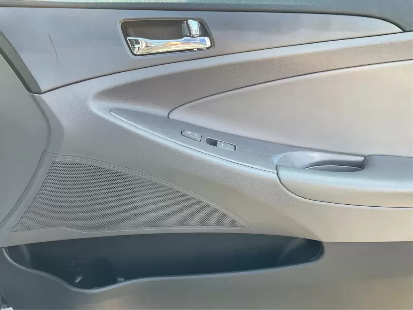 2014 Hyundai Sonata GLS (5NPEB4AC0EH) with an 2.4L I-4 gasoline direct injection engine, located at 8750 N County Rd 25A, Piqua, OH, 45356, (937) 908-9800, 40.164391, -84.232513 - Looking for a reliable sedan that seamlessly blends comfort, efficiency, and style? Look no further than this 2014 Hyundai Sonata GLS, perfect for families, daily commuters, or anyone who appreciates a smooth ride. At Advantage Car and Credit - Piqua, located at 8750 N County Rd 25A in beautiful Piq - Photo#19