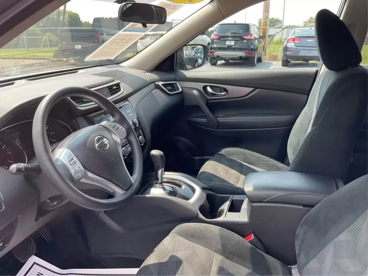 2015 Nissan Rogue SV (5N1AT2MV3FC) with an 2.5L I-4 DOHC engine, located at 1230 East Main St, Xenia, OH, 45385, (937) 908-9800, 39.688026, -83.910172 - Experience adventure and comfort on the road with this 2015 Nissan Rogue SV, available now at **Advantage Car and Credit - Xenia**! Whether you're embarking on a weekend getaway or navigating the hustle and bustle of daily commutes, this versatile SUV is designed to meet your lifestyle needs. With i - Photo#9