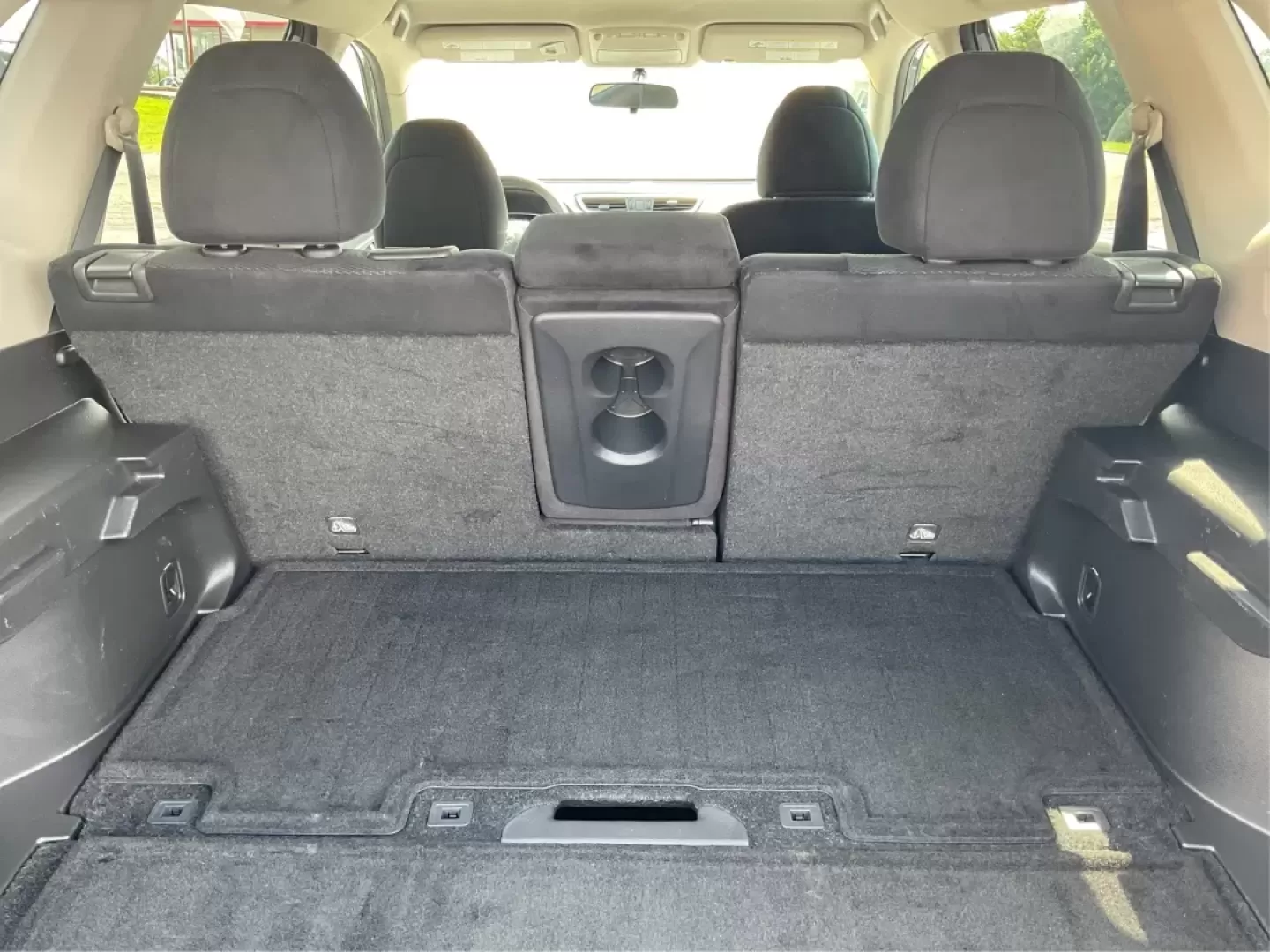 2015 Nissan Rogue SV (5N1AT2MV3FC) with an 2.5L I-4 DOHC engine, located at 1230 East Main St, Xenia, OH, 45385, (937) 908-9800, 39.688026, -83.910172 - Experience adventure and comfort on the road with this 2015 Nissan Rogue SV, available now at **Advantage Car and Credit - Xenia**! Whether you're embarking on a weekend getaway or navigating the hustle and bustle of daily commutes, this versatile SUV is designed to meet your lifestyle needs. With i - Photo#12
