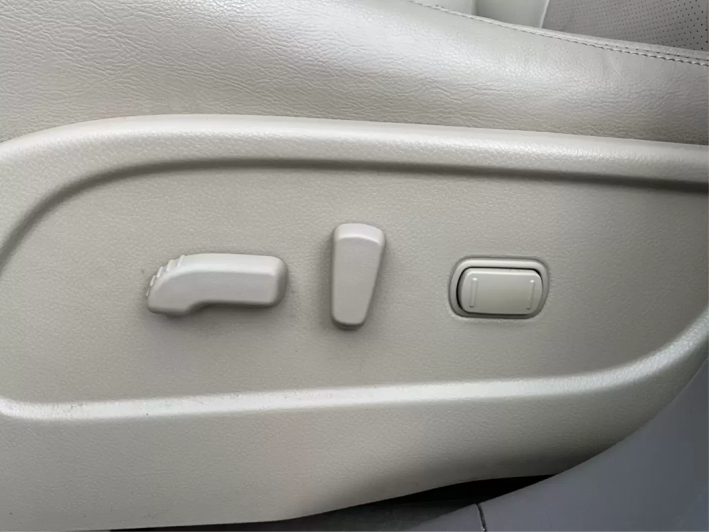2013 Nissan Murano SL (JN8AZ1MU0DW) with an 3.5L V-6 DOHC engine, located at 4508 South Dixie Dr, Moraine, OH, 45439, (937) 908-9800, 39.689976, -84.218452 - Experience the perfect blend of comfort and versatility with the 2013 Nissan Murano SL, an ideal choice for growing families, outdoor enthusiasts, or anyone seeking a reliable vehicle for daily commutes. At Advantage Car and Credit - Moraine, located at 4508 South Dixie Dr, Moraine, OH 45439, we und - Photo#17