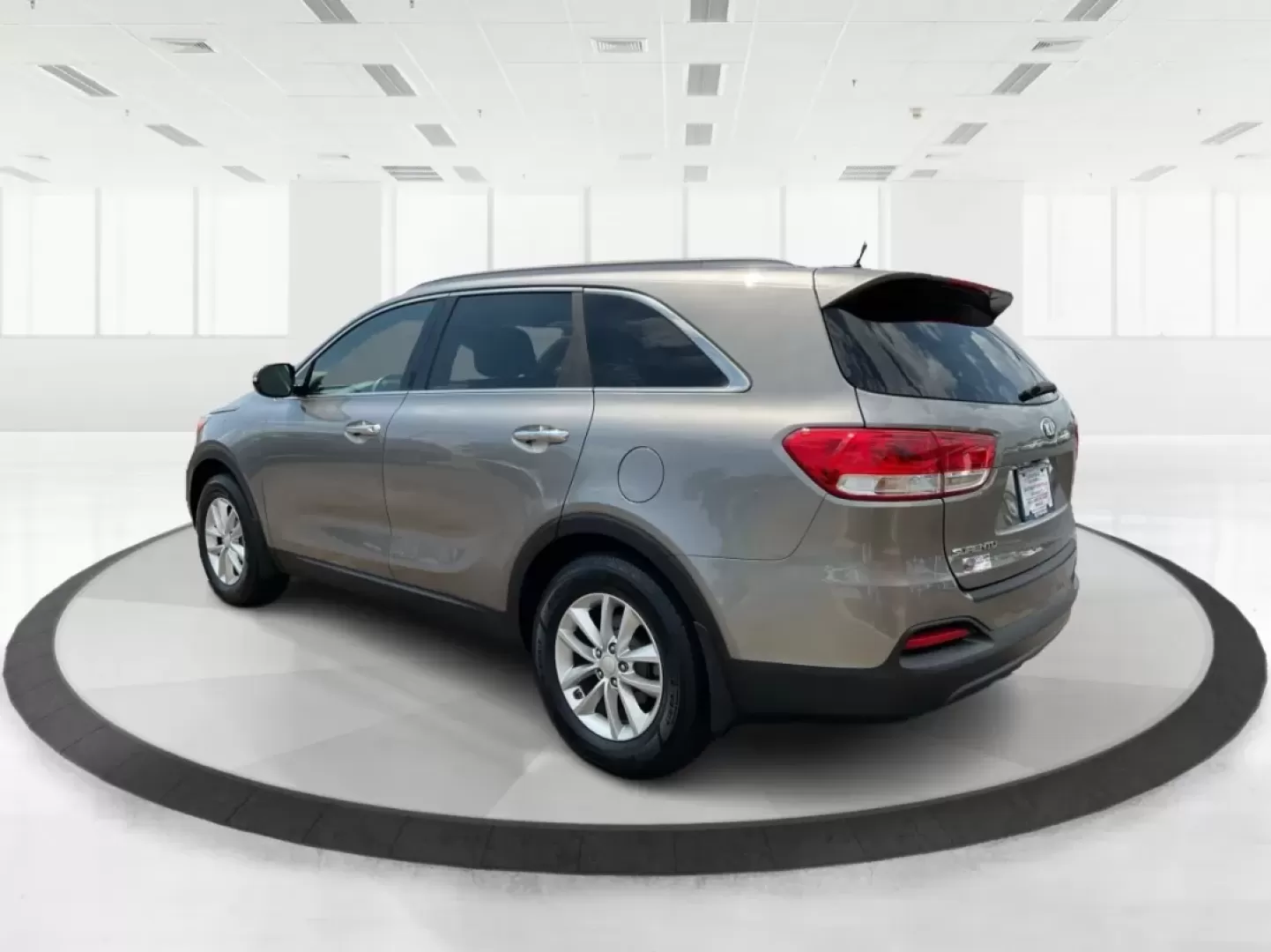 2016 Kia Sorento 2.4L LX (5XYPG4A34GG) with an 2.4L I-4 gasoline direct injection engine, located at 401 Woodman Dr, Riverside, OH, 45431, (937) 908-9800, 39.760899, -84.123421 - **Explore Life's Adventures with the 2016 Kia Sorento at Advantage Car and Credit - Riverside!**<br /> <br /> Are you ready to elevate your driving experience? The 2016 Kia Sorento is the perfect companion for families, adventurers, and daily commuters alike. This versatile SUV seamlessly blends com - Photo#4
