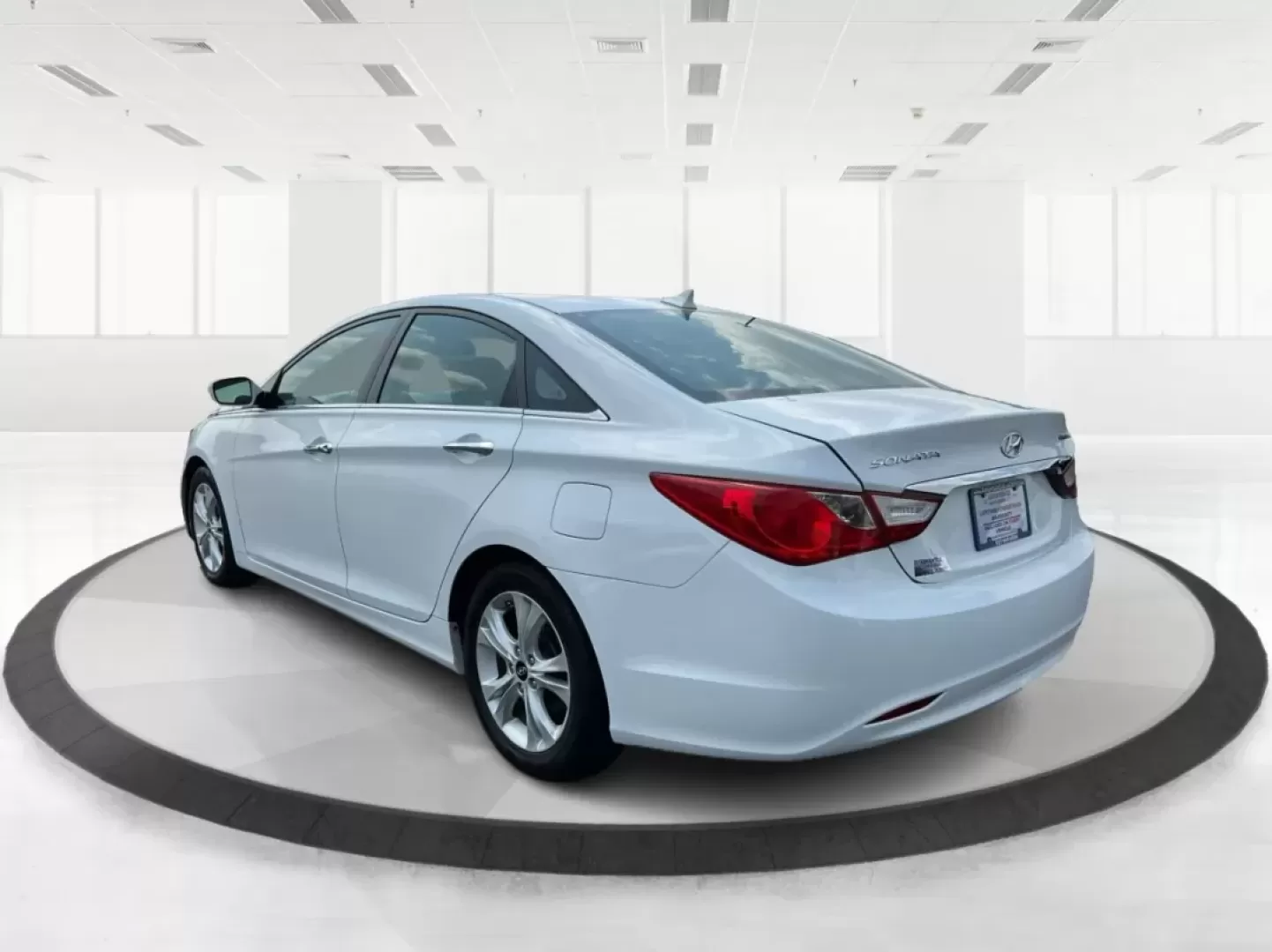 2011 Hyundai Sonata Limited (5NPEC4AC8BH) with an 2.4L I-4 gasoline direct injection engine, located at 1184 Kauffman Ave, Fairborn, OH, 45324, (937) 908-9800, 39.807072, -84.030914 - **Experience Comfort and Style with the 2011 Hyundai Sonata Limited - Perfect for Your Daily Commute or Weekend Getaway!**<br /> <br /> Looking for a reliable vehicle that seamlessly fits into your busy lifestyle? The 2011 Hyundai Sonata Limited is an excellent choice for those who want a perfect bl - Photo#4
