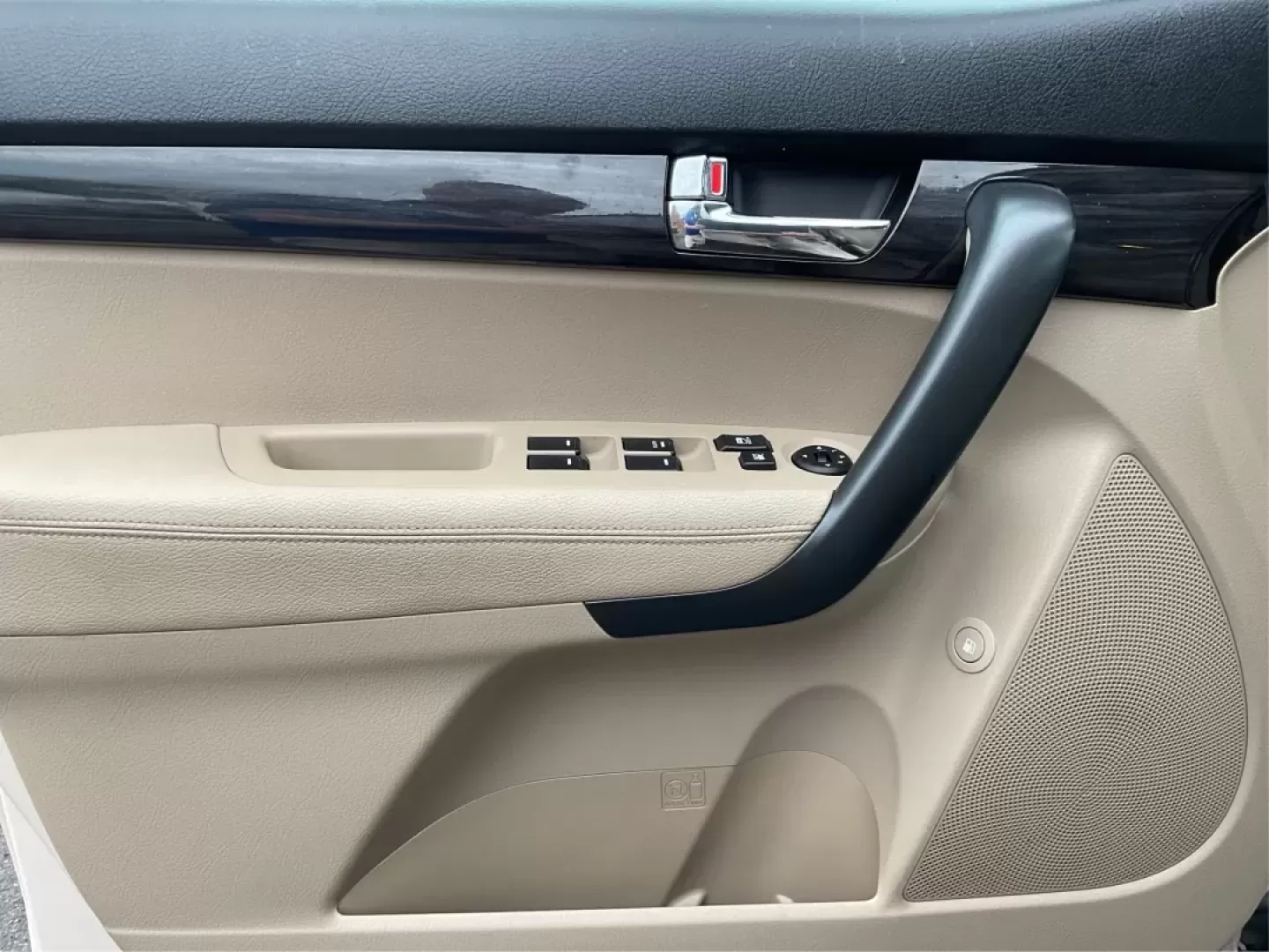 2011 Kia Sorento LX (5XYKT3A1XBG) with an 2.4L I-4 DOHC engine, located at 4508 South Dixie Dr, Moraine, OH, 45439, (937) 908-9800, 39.689976, -84.218452 - Are you searching for the perfect vehicle to enhance your family adventures while providing reliability and comfort? Look no further! At Advantage Car and Credit in Fairborn, OH, we present an exceptional 2011 Kia Sorento that's ready to take your lifestyle to the next level. Whether you're planning - Photo#16