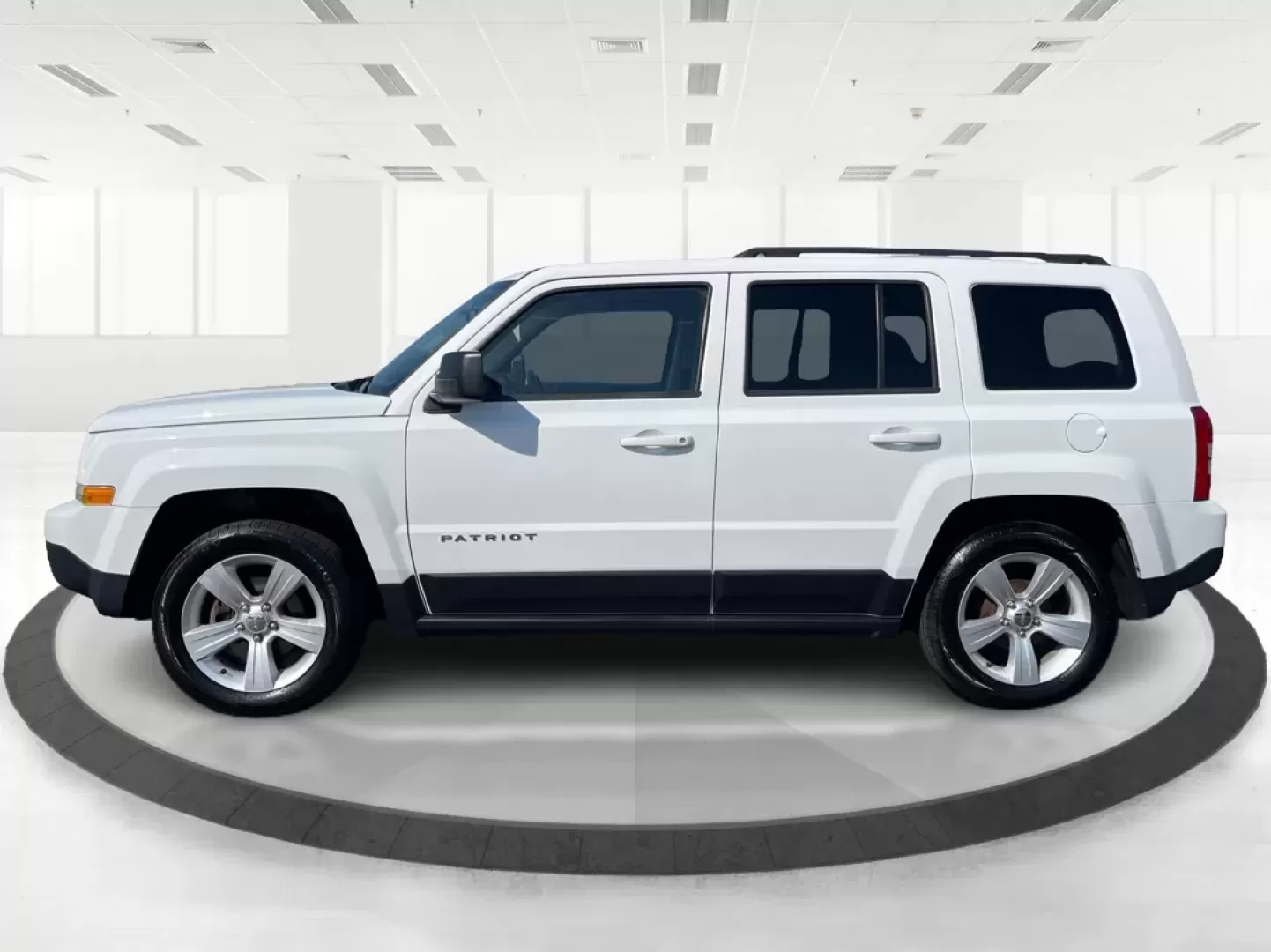 2014 Jeep Patriot Latitude (1C4NJPFB0ED) with an 2.4L I-4 DOHC engine, located at 880 E. National Road, Vandalia, OH, 45377, (937) 908-9800, 39.891918, -84.183594 - **Adventure Awaits with This 2014 Jeep Patriot Latitude! Perfect for Road Trips and Family Outings!**<br /> <br /> Explore the open road with confidence and comfort in this 2014 Jeep Patriot Latitude, now available at Advantage Car and Credit in Fairborn, OH. This SUV is the ideal companion for grow - Photo#5