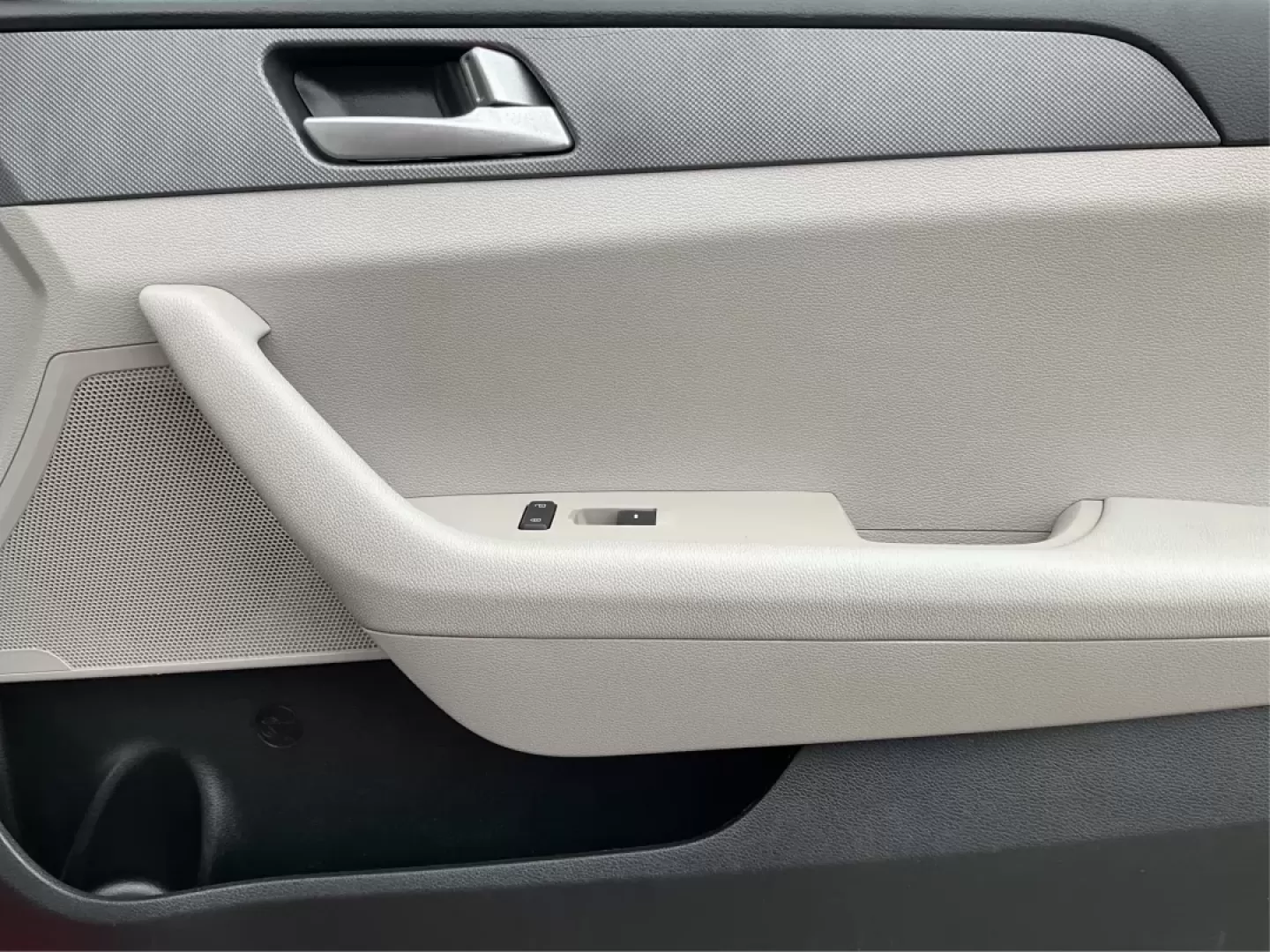 2017 Hyundai Sonata Base/SE (5NPE24AF8HH) with an Other engine, located at 1184 Kauffman Ave, Fairborn, OH, 45324, (937) 908-9800, 39.807072, -84.030914 - **Discover Your Next Adventure with the 2017 Hyundai Sonata at Advantage Car and Credit!**<br /> <br /> Are you in the market for a reliable sedan that effortlessly combines comfort, style, and functionality? Look no further than the 2017 Hyundai Sonata, available now at Advantage Car and Credit in - Photo#18