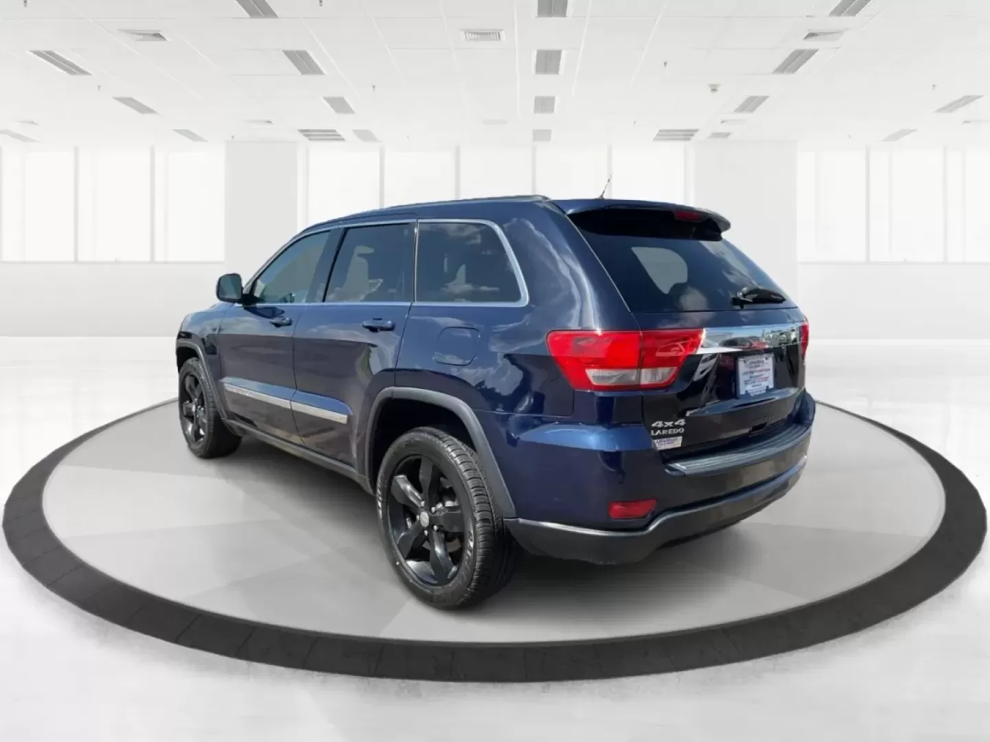 2013 Jeep Grand Cherokee Laredo (1C4RJFAG7DC) with an Other engine, located at 1184 Kauffman Ave, Fairborn, OH, 45324, (937) 908-9800, 39.807072, -84.030914 - 2013 Jeep Grand Cherokee Laredo - Photo#4