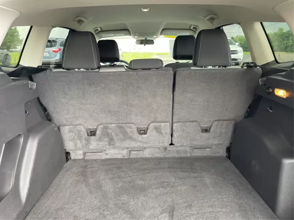 2017 Ford Escape SE (1FMCU0GD5HU) with an 1.5L L4 DOHC 16V engine, 6A transmission, located at 1951 S Dayton Lakeview Rd., New Carlisle, OH, 45344, (937) 908-9800, 39.890999, -84.050255 - **Adventure Awaits in This 2017 Ford Escape SE Perfect for Your Ohio Lifestyle!**<br /> <br /> Are you ready to embrace the open road? Whether you're commuting to work, taking the kids to soccer practice, or planning a weekend getaway to nearby attractions like the National Museum of the U.S. Air F - Photo#12