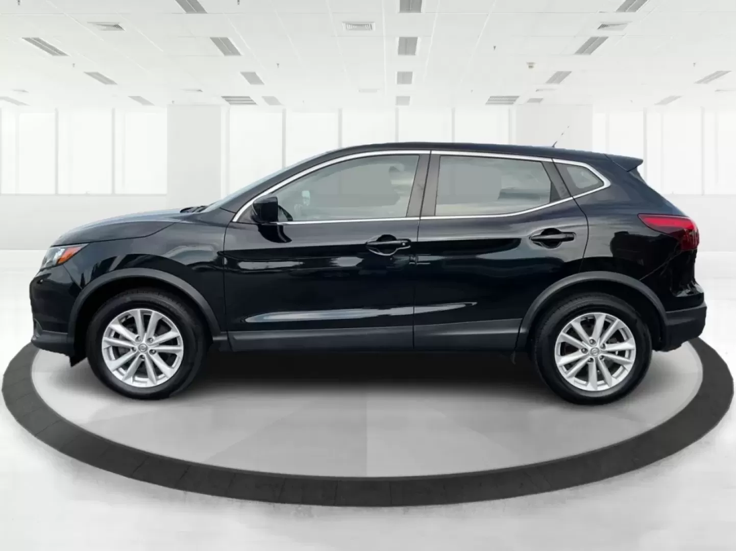 2017 Nissan Rogue S (JN1BJ1CR3HW) with an 2L I-4 gasoline direct injection engine, located at 880 E. National Road, Vandalia, OH, 45377, (937) 908-9800, 39.891918, -84.183594 - **Discover Adventure with the 2017 Nissan Rogue at Advantage Car and Credit!**<br /> <br /> Are you ready to elevate your lifestyle and embark on new adventures? Whether you're a busy parent juggling school drop-offs, a commuter navigating the daily grind, or an outdoor enthusiast seeking weekend es - Photo#5