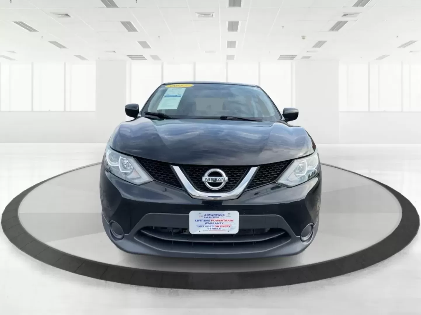 2017 Nissan Rogue S (JN1BJ1CR3HW) with an 2L I-4 gasoline direct injection engine, located at 880 E. National Road, Vandalia, OH, 45377, (937) 908-9800, 39.891918, -84.183594 - **Discover Adventure with the 2017 Nissan Rogue at Advantage Car and Credit!**<br /> <br /> Are you ready to elevate your lifestyle and embark on new adventures? Whether you're a busy parent juggling school drop-offs, a commuter navigating the daily grind, or an outdoor enthusiast seeking weekend es - Photo#7