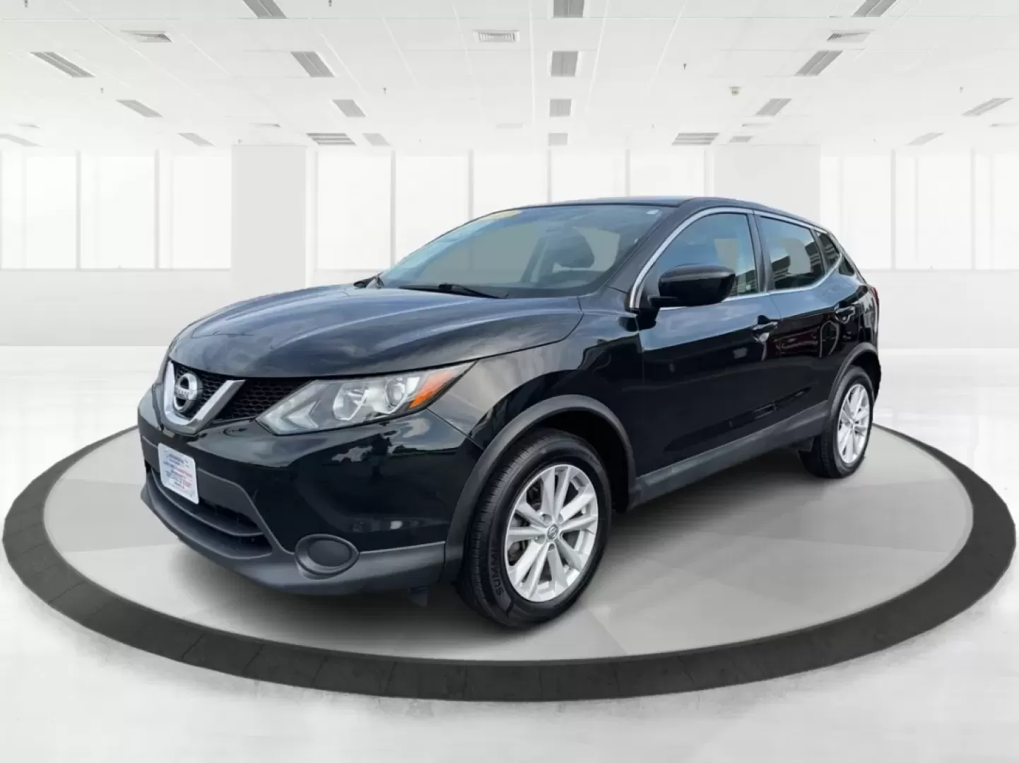 2017 Nissan Rogue S (JN1BJ1CR3HW) with an 2L I-4 gasoline direct injection engine, located at 880 E. National Road, Vandalia, OH, 45377, (937) 908-9800, 39.891918, -84.183594 - **Discover Adventure with the 2017 Nissan Rogue at Advantage Car and Credit!**<br /> <br /> Are you ready to elevate your lifestyle and embark on new adventures? Whether you're a busy parent juggling school drop-offs, a commuter navigating the daily grind, or an outdoor enthusiast seeking weekend es - Photo#8