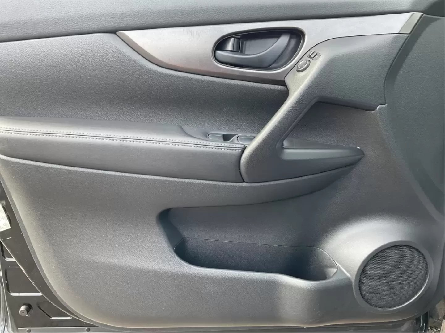 2017 Nissan Rogue S (JN1BJ1CR3HW) with an 2L I-4 gasoline direct injection engine, located at 880 E. National Road, Vandalia, OH, 45377, (937) 908-9800, 39.891918, -84.183594 - **Discover Adventure with the 2017 Nissan Rogue at Advantage Car and Credit!**<br /> <br /> Are you ready to elevate your lifestyle and embark on new adventures? Whether you're a busy parent juggling school drop-offs, a commuter navigating the daily grind, or an outdoor enthusiast seeking weekend es - Photo#17