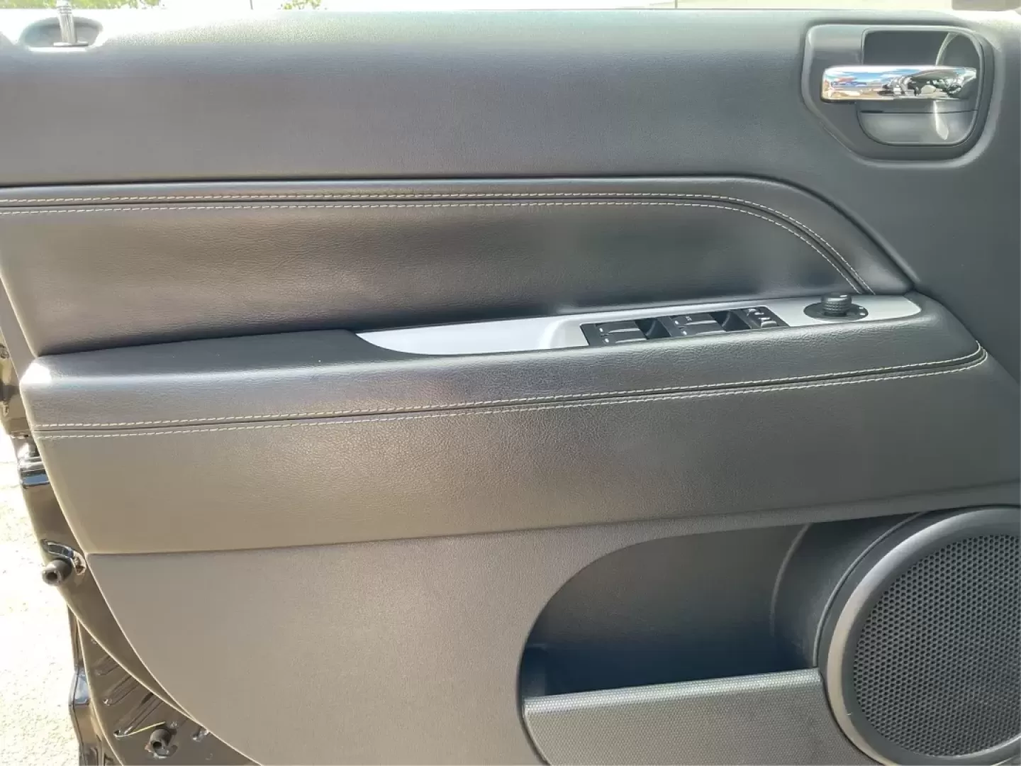 2014 Jeep Compass Latitude 4WD (1C4NJDEB8ED) with an 2.4L L4 DOHC 16V engine, Continuously Variable Transmission transmission, located at 880 E. National Road, Vandalia, OH, 45377, (937) 908-9800, 39.891918, -84.183594 - **Unleash Your Adventurous Spirit with the 2014 Jeep Compass Latitude 4WD!** <br /> <br /> Are you ready to elevate your weekend getaways or daily commutes? Look no further than the stunning 2014 Jeep Compass Latitude 4WD available at Advantage Car and Credit in Vandalia, OH! This rugged yet stylish - Photo#17