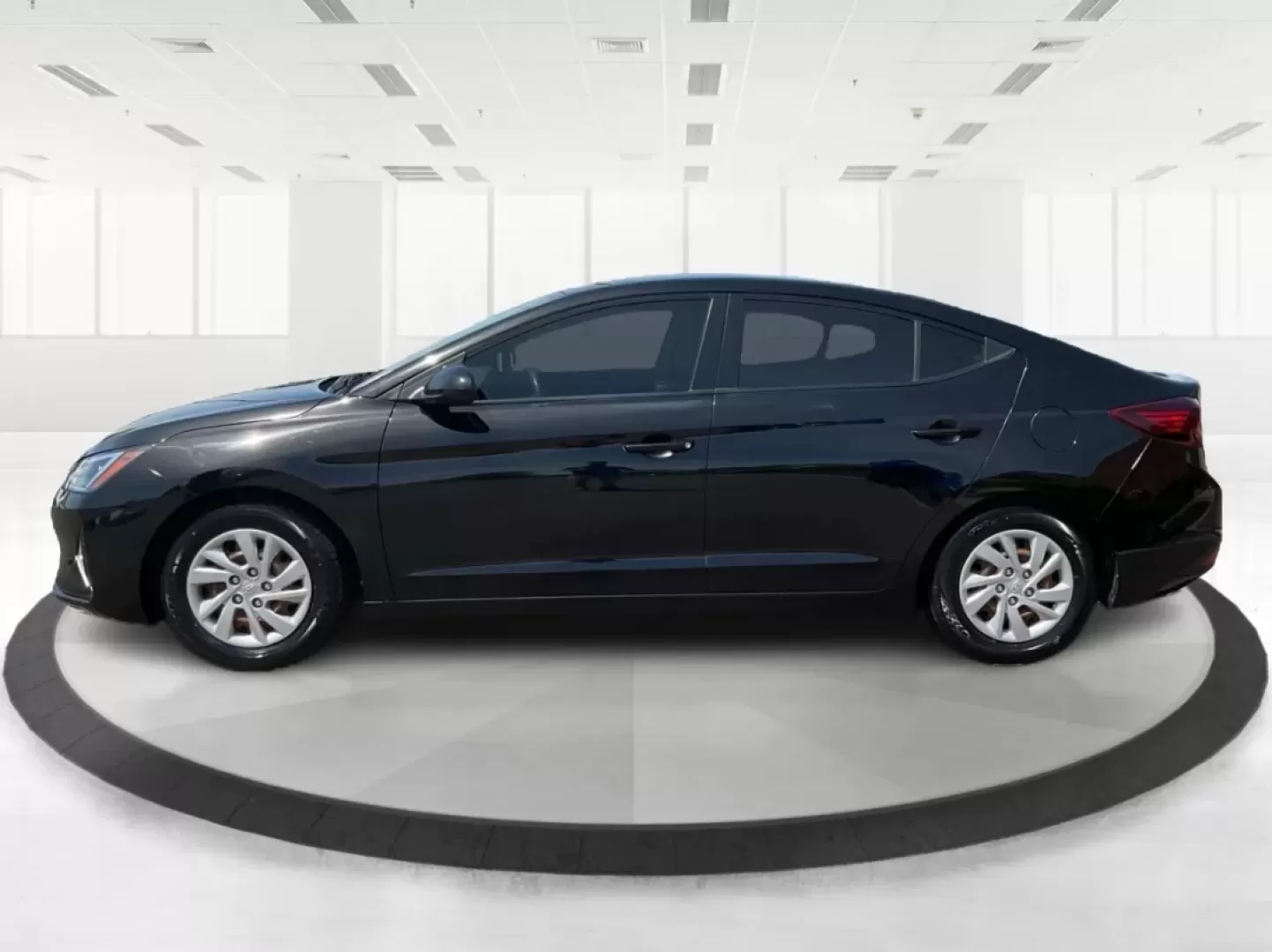 2019 Hyundai Elantra SE (5NPD74LF7KH) with an Nu 2L I-4 DOHC engine, 6A transmission, located at 401 Woodman Dr, Riverside, OH, 45431, (937) 908-9800, 39.760899, -84.123421 - **Unlock Your Adventure with the 2019 Hyundai Elantra SE at Advantage Car and Credit!**<br /> <br /> Are you ready to elevate your daily commute or embark on weekend road trips in style? This 2019 Hyundai Elantra SE is the perfect blend of practicality and sophistication, making it an outstanding ch - Photo#5