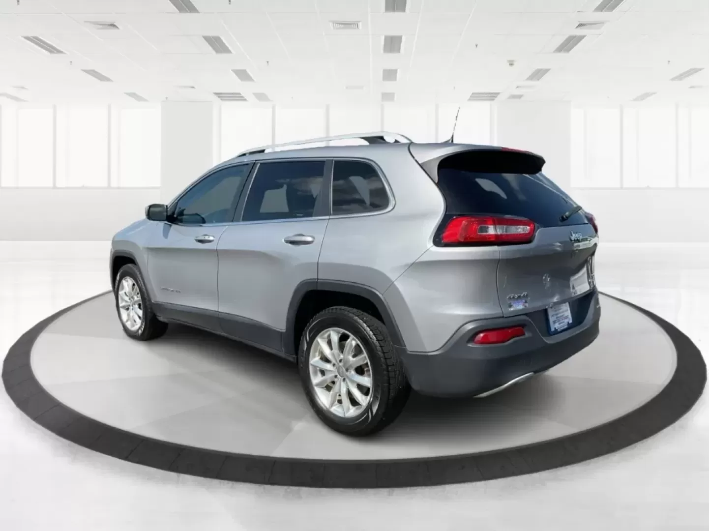 2017 Jeep Cherokee Limited 4x4 (1C4PJMDB5HW) with an Other engine, located at 1230 East Main St, Xenia, OH, 45385, (937) 908-9800, 39.688026, -83.910172 - **Adventure Awaits with the 2017 Jeep Cherokee Limited 4x4: Your Perfect Family Crossover!**<br /> <br /> Discover the ultimate blend of style, comfort, and performance with the 2017 Jeep Cherokee Limited 4x4, available now at Advantage Car and Credit in Fairborn, OH. This vehicle is designed for th - Photo#4