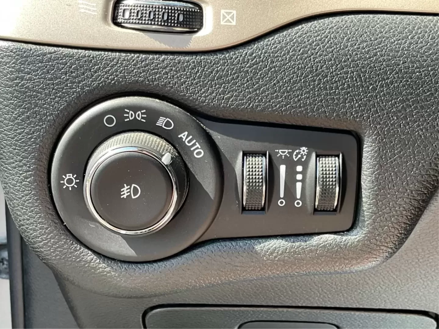 2017 Jeep Cherokee Limited 4x4 (1C4PJMDB5HW) with an Other engine, located at 1230 East Main St, Xenia, OH, 45385, (937) 908-9800, 39.688026, -83.910172 - **Adventure Awaits with the 2017 Jeep Cherokee Limited 4x4: Your Perfect Family Crossover!**<br /> <br /> Discover the ultimate blend of style, comfort, and performance with the 2017 Jeep Cherokee Limited 4x4, available now at Advantage Car and Credit in Fairborn, OH. This vehicle is designed for th - Photo#17
