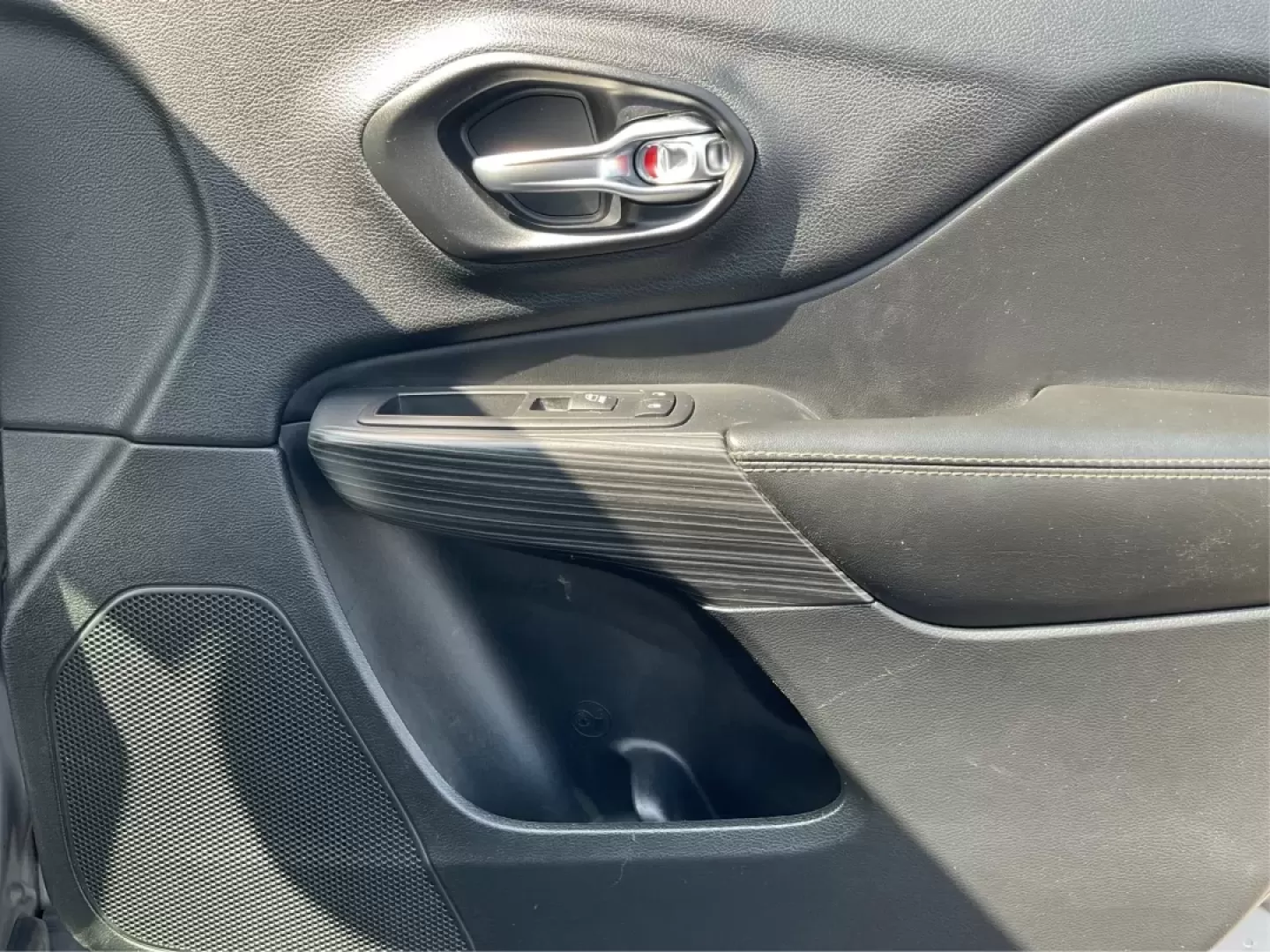 2017 Jeep Cherokee Limited 4x4 (1C4PJMDB5HW) with an Other engine, located at 1230 East Main St, Xenia, OH, 45385, (937) 908-9800, 39.688026, -83.910172 - **Adventure Awaits with the 2017 Jeep Cherokee Limited 4x4: Your Perfect Family Crossover!**<br /> <br /> Discover the ultimate blend of style, comfort, and performance with the 2017 Jeep Cherokee Limited 4x4, available now at Advantage Car and Credit in Fairborn, OH. This vehicle is designed for th - Photo#20