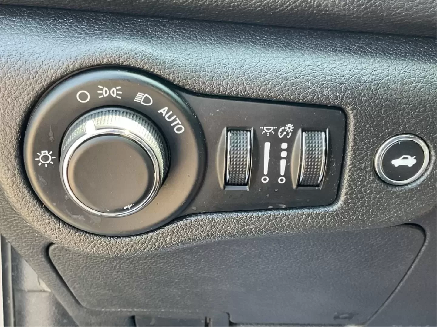 2016 Chrysler 200 Limited (1C3CCCABXGN) with an 2.4L L4 DOHC 16V engine, 9-Speed Automatic transmission, located at 1230 East Main St, Xenia, OH, 45385, (937) 908-9800, 39.688026, -83.910172 - Are you in the market for a reliable sedan that effortlessly combines comfort, style, and functionality? Look no further than this 2016 Chrysler 200 Limited, available now at Advantage Car and Credit in Fairborn, OH. Perfect for budget-conscious buyers, this sedan is a fantastic choice for daily com - Photo#16