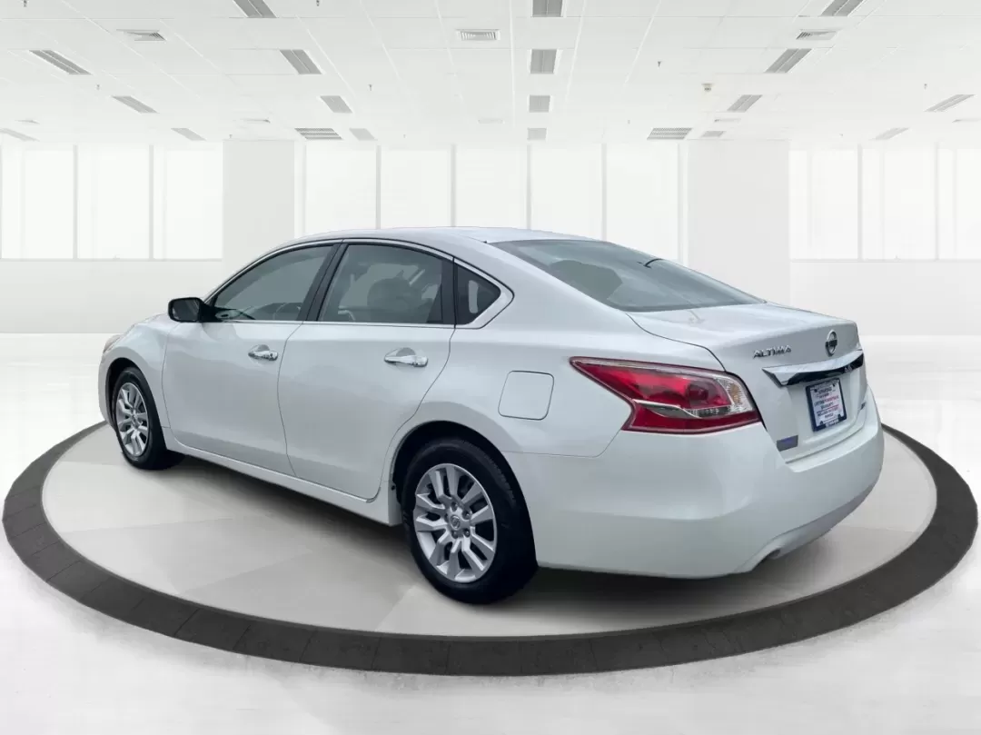 2013 Nissan Altima 2.5 S (1N4AL3APXDC) with an 2.5L I-4 DOHC engine, located at 1230 East Main St, Xenia, OH, 45385, (937) 908-9800, 39.688026, -83.910172 - **Experience the Ultimate Blend of Comfort and Reliability with the 2013 Nissan Altima 2.5 S Perfect for Your Lifestyle!**<br /> <br /> Are you in search of a vehicle that effortlessly balances daily commuting and weekend getaways? Look no further than this stunning 2013 Nissan Altima 2.5 S, now av - Photo#4