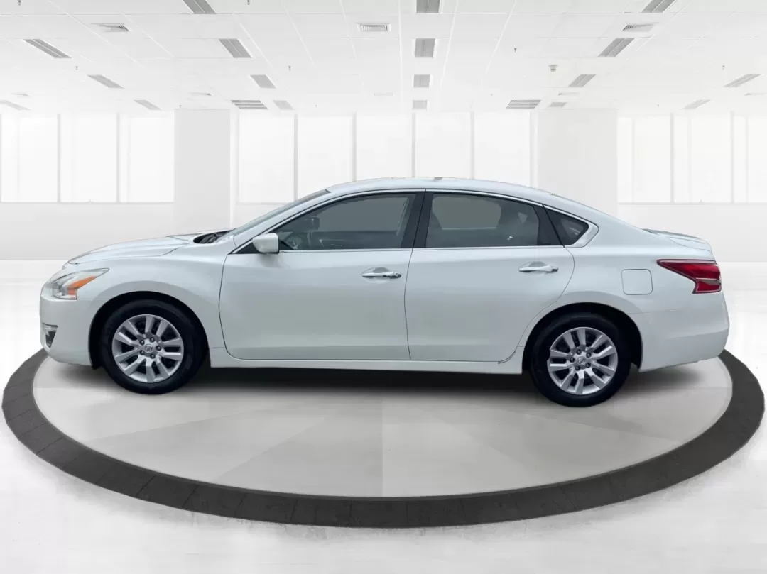 2013 Nissan Altima 2.5 S (1N4AL3APXDC) with an 2.5L I-4 DOHC engine, located at 1230 East Main St, Xenia, OH, 45385, (937) 908-9800, 39.688026, -83.910172 - **Experience the Ultimate Blend of Comfort and Reliability with the 2013 Nissan Altima 2.5 S Perfect for Your Lifestyle!**<br /> <br /> Are you in search of a vehicle that effortlessly balances daily commuting and weekend getaways? Look no further than this stunning 2013 Nissan Altima 2.5 S, now av - Photo#5