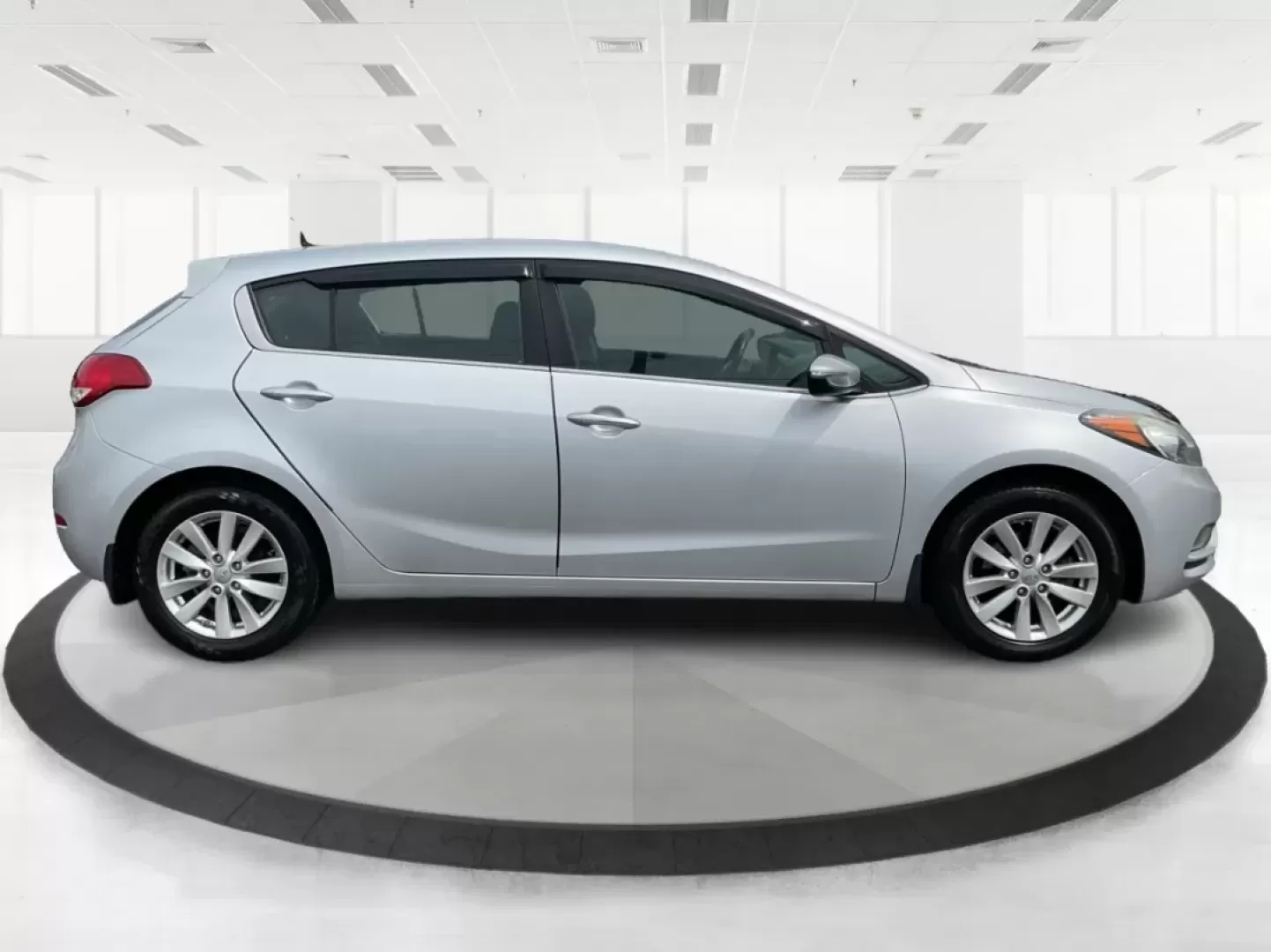 2014 Kia Forte EX (KNAFX5A88E5) with an 2L I-4 gasoline direct injection engine, located at 1099 N County Rd 25A , Troy, OH, 45373, (937) 908-9800, 40.057079, -84.212883 - **Discover Your Next Adventure with the 2014 Kia Forte EX at Advantage Car and Credit!**<br /> <br /> Are you ready to elevate your daily commute or embark on weekend adventures? The 2014 Kia Forte EX is the perfect companion, whether you're navigating the bustling streets of Fairborn, OH, or hittin - Photo#1